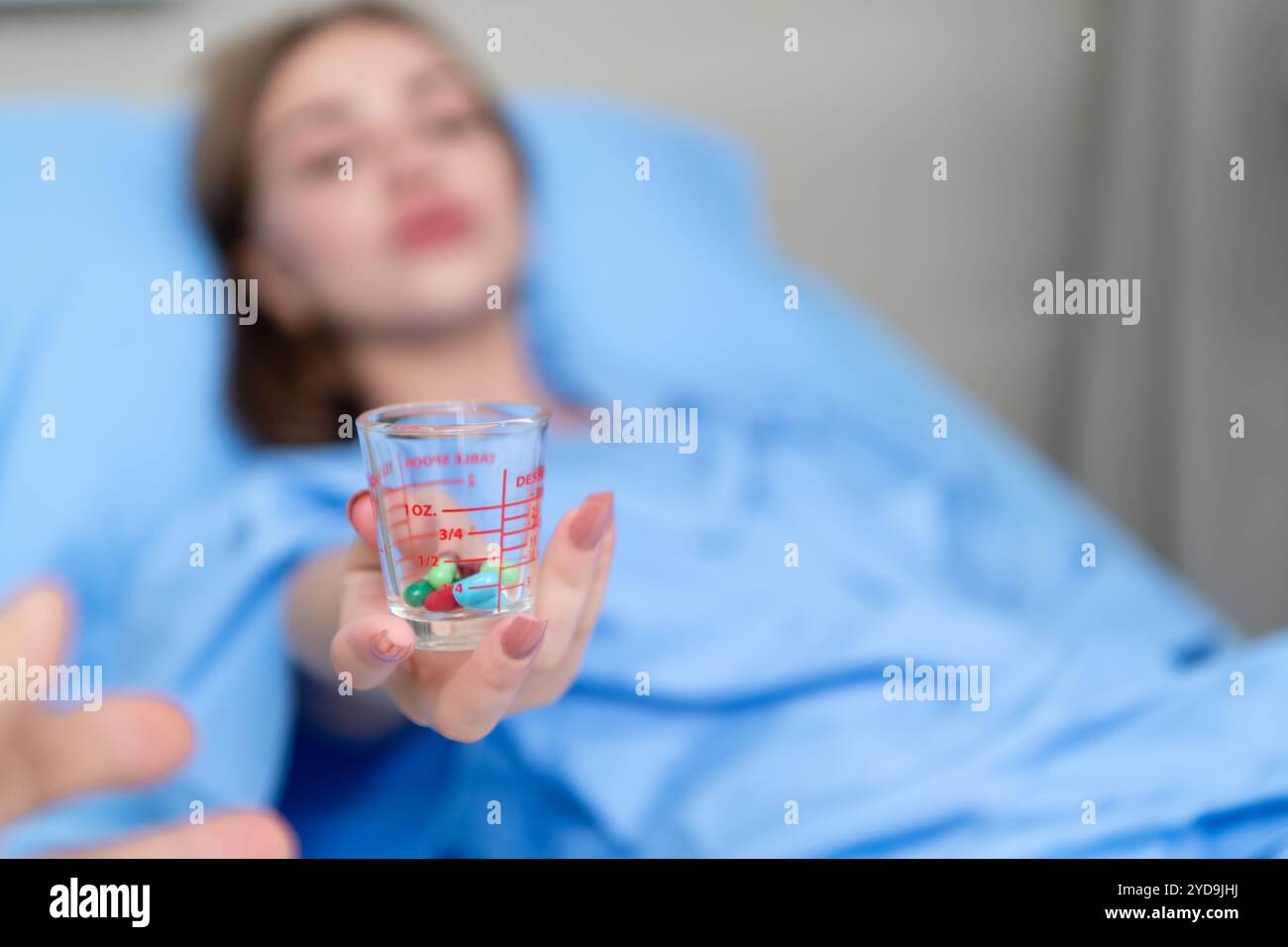 Quando un paziente aveva bisogno di essere ricoverato in ospedale, il medico ha dato loro la medicina. Prima di andare a letto Foto Stock