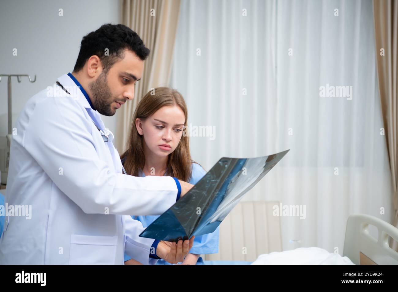 Medico vedere i risultati dei raggi X cerebrali di un paziente che ha subito una commozione cerebrale dopo l'incidente. e informare il paziente che il cervello Foto Stock