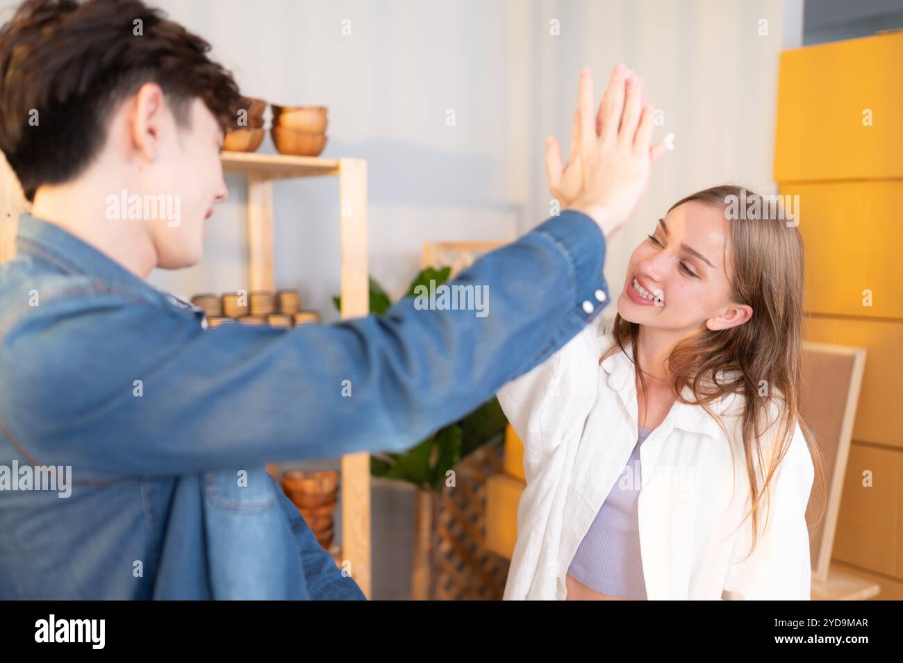 Una giovane coppia gestisce una piccola impresa che produce gioielli in argilla. Si supportano a vicenda mentre lavorano per diventare un'azienda più grande Foto Stock