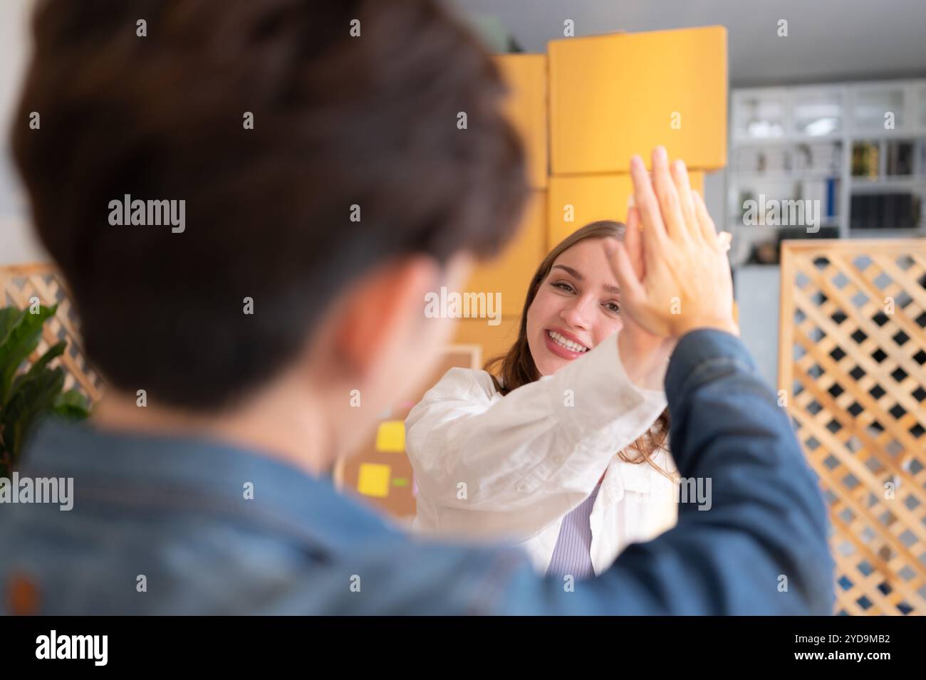 Una giovane coppia gestisce una piccola impresa che produce gioielli in argilla. Si supportano a vicenda mentre lavorano per diventare un'azienda più grande Foto Stock