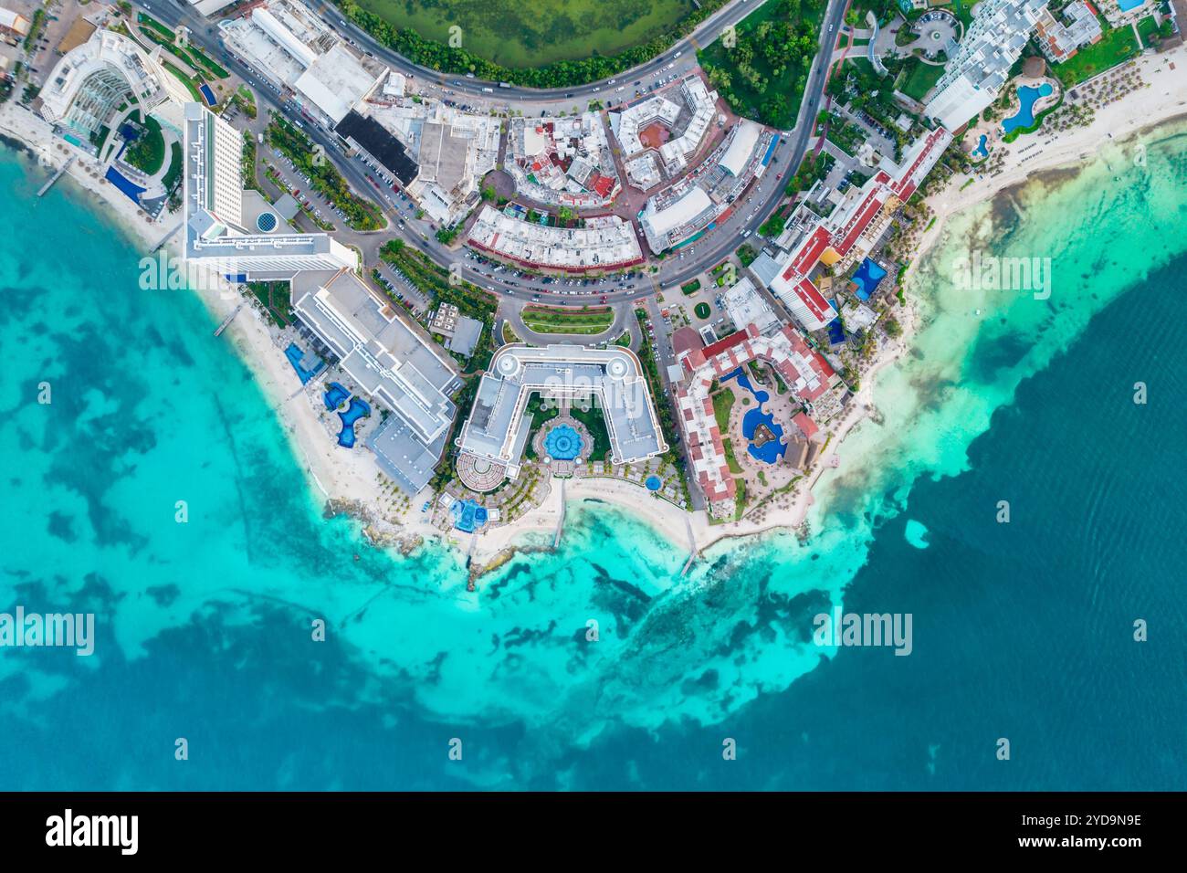 Vista panoramica aerea della zona alberghiera di Cancun in Messico. Paesaggio della costa caraibica di resort messicano con spiaggia Playa Caracol e Kukulcan strada. Riv Foto Stock