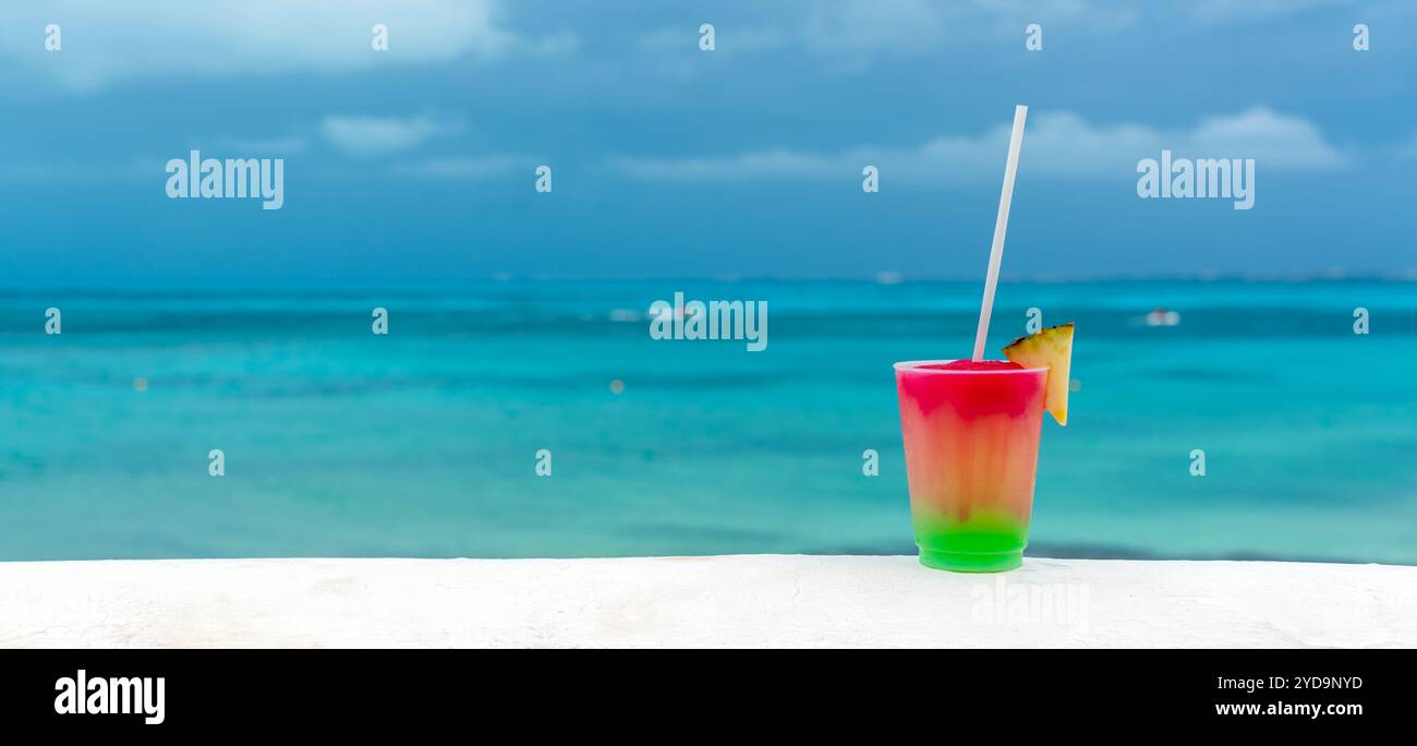 Cocktail con mare caraibico sullo sfondo. Concetto di bella vacanza tropicale Foto Stock