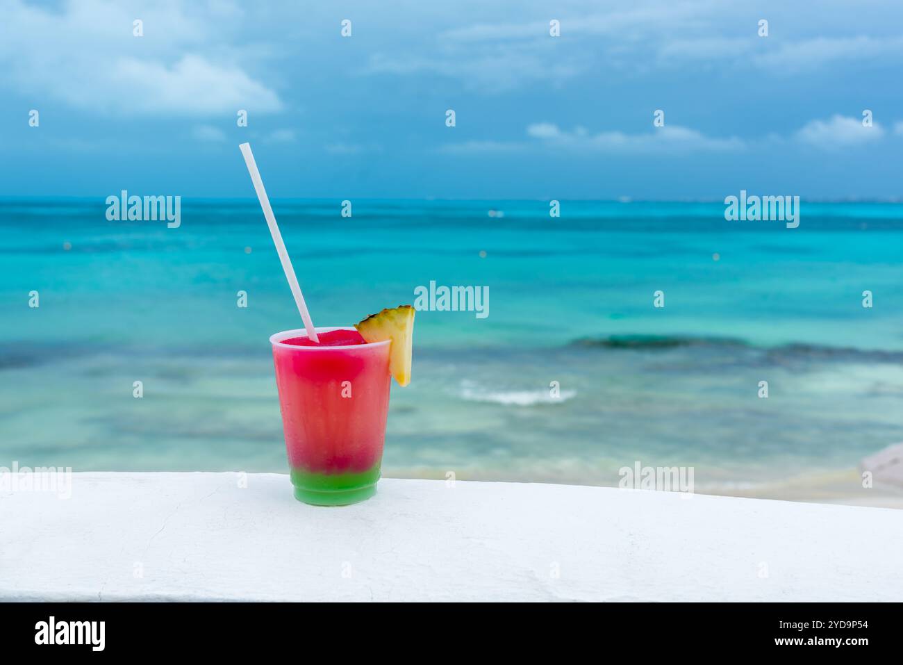 Cocktail con mare caraibico sullo sfondo. Concetto di bella vacanza tropicale Foto Stock