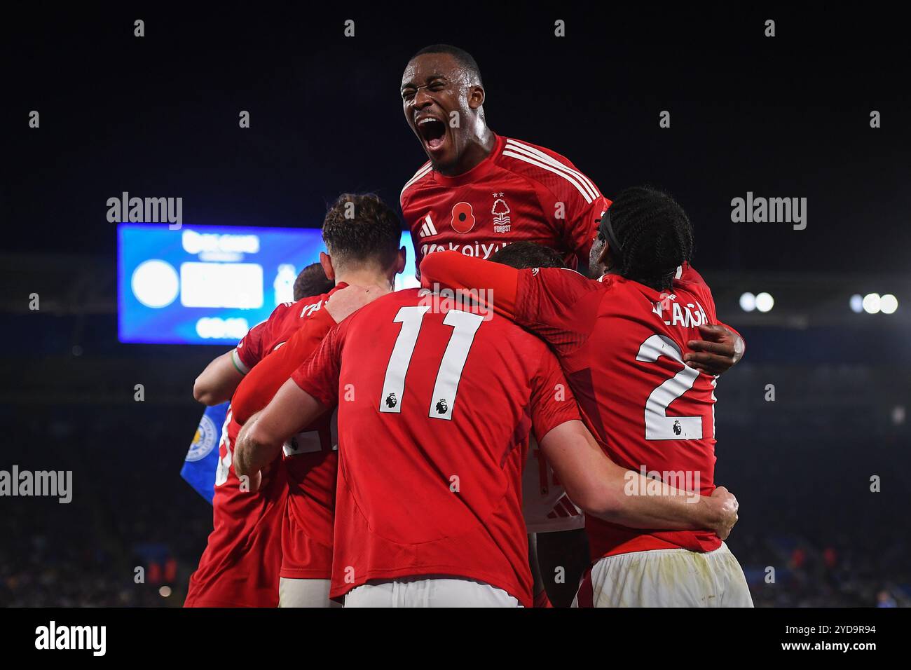 Callum Hudson-Odoi di Nottingham Forest festeggia dopo che Chris Wood di Nottingham Forest ha segnato un gol per raggiungere il 1-3 durante la partita di Premier League tra Leicester City e Nottingham Forest al King Power Stadium di Leicester venerdì 25 ottobre 2024. (Foto: Jon Hobley | mi News) crediti: MI News & Sport /Alamy Live News Foto Stock