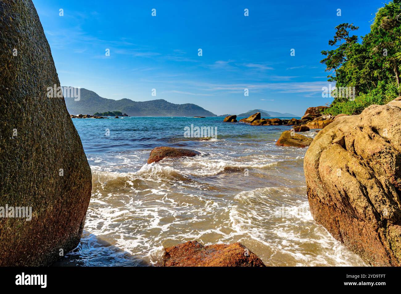 Il mare tra le pietre Foto Stock