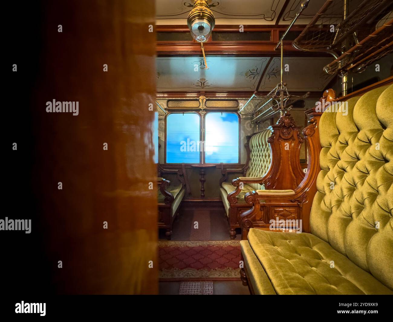 Scopri gli eleganti interni vintage che offrono una vista panoramica di un bellissimo paesaggio Foto Stock