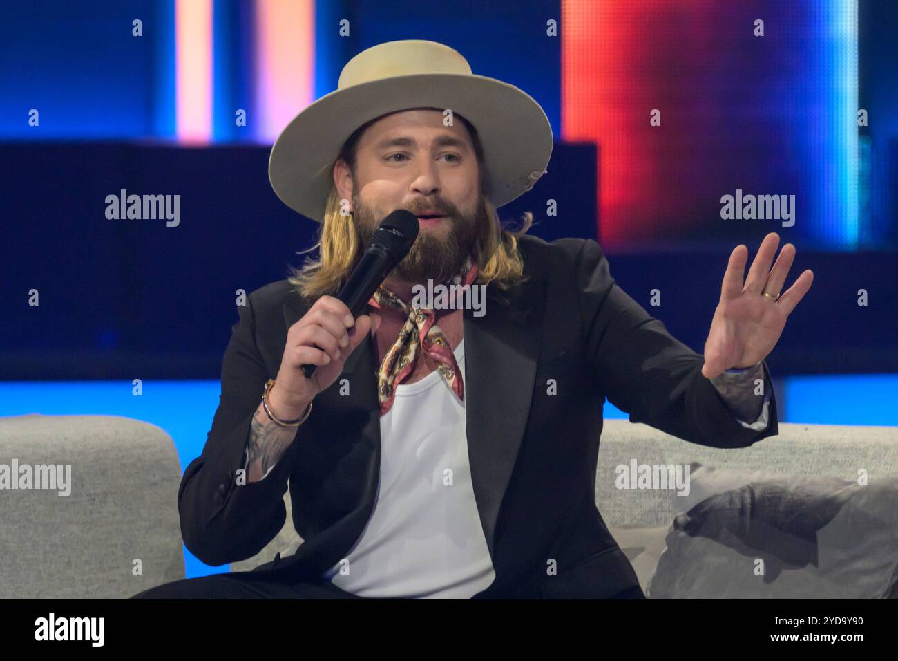 Berlino, Germania. 16 ottobre 2024. GER, Berlin, The Beatrice Egli Show, a Berlino - Am Studio 20, registrazione dello spettacolo musicale e di intrattenimento con Beatrice Egli, registrazione per la trasmissione il 31 e 24 ottobre, sono coinvolti SWR, MDR e Swiss Television SRF, im Bild: Baschi, 16.10.2024 crediti: HMB Media/Alamy Live News Foto Stock