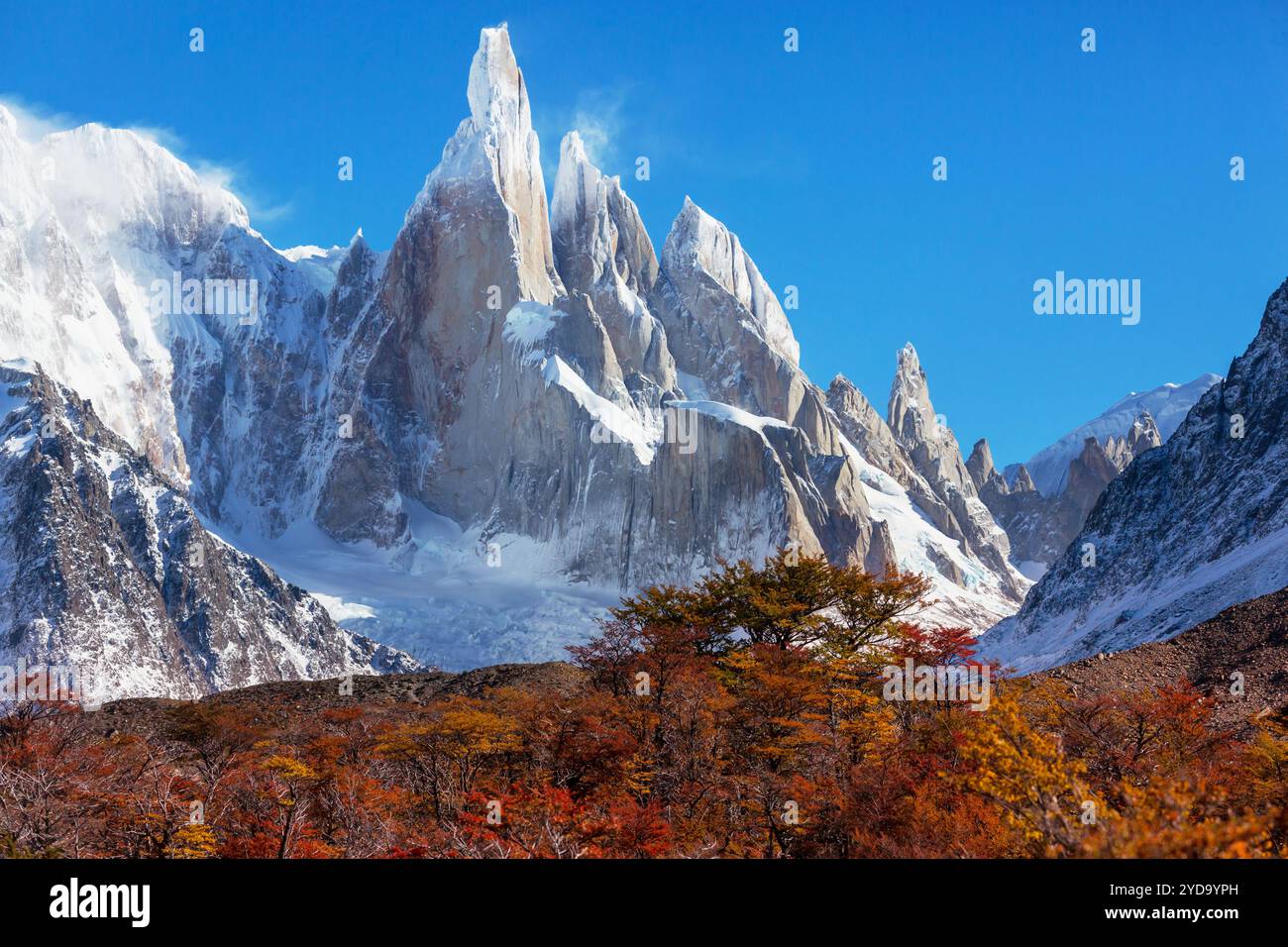 Cerro Torre, sul confine tra Argentina e Cile, è una delle vette più belle del mondo Foto Stock