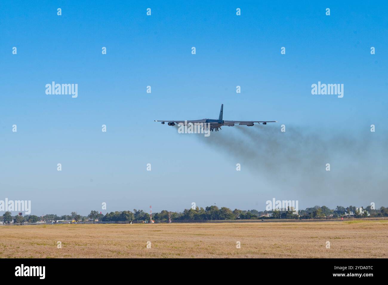 Un B-52H Stratofortress della U.S. Air Force assegnato al 2nd Bomb Wing parte dalla Barksdale Air Force base, Laos, 16 ottobre 2024, in preparazione di Glo Foto Stock
