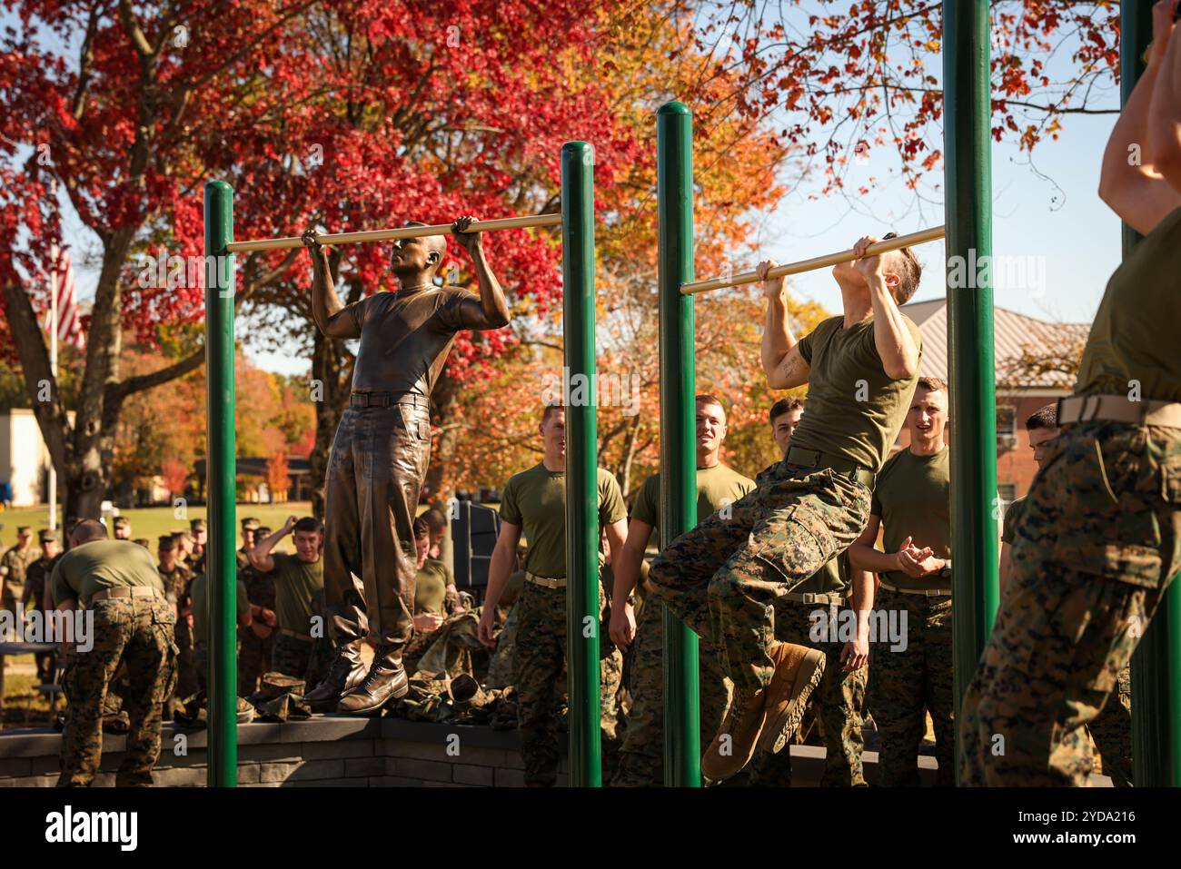 U.S. Marines, studenti della Basic School, eseguono pull-up durante la Basic School classe 1-68 "Courage" Monument Dedication sulla base Qua del corpo dei Marines Foto Stock