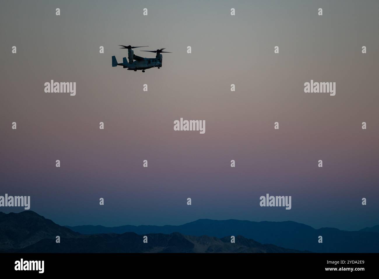 Un MV-22B Osprey del corpo dei Marines assegnato al Marine Aviation Weapons and Tactics Squadron One, si prepara ad atterrare come parte di Weapons and Tactics Instru Foto Stock