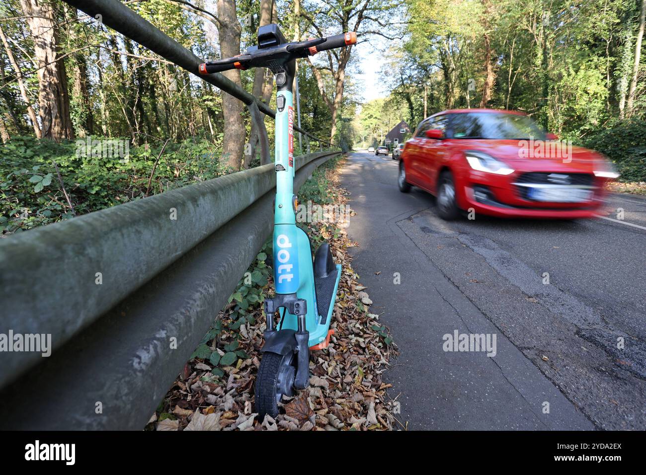 Elektro-Tretroller am Straßenrand Ein sogenannter e-Scooter steht in unmittelbarer Nähe zu den Autos am Straßenrand *** Scooter elettrico sul ciglio della strada uno scooter elettrico è parcheggiato sul ciglio della strada nelle immediate vicinanze delle auto Foto Stock