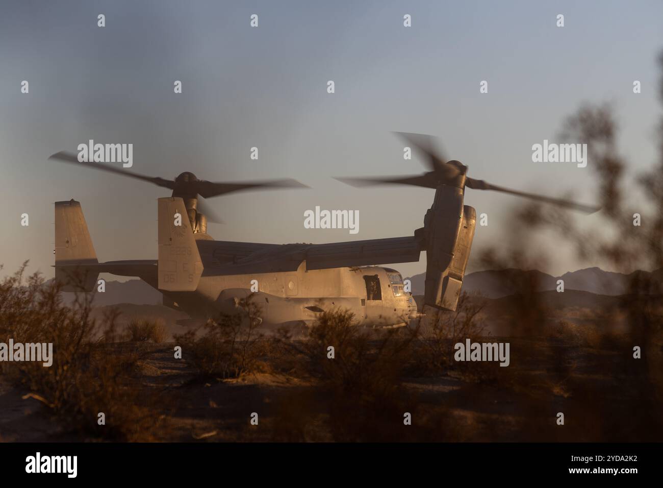 Un MV-22B Osprey del corpo dei Marines assegnato al Marine Aviation Weapons and Tactics Squadron One atterra come parte del corso Weapons and Tactics Instructor Foto Stock