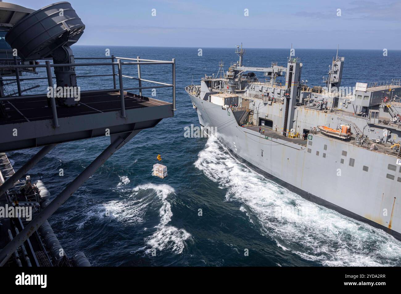 241006-N-AB116-2164 AREA DI RESPONSABILITÀ DI COMANDO CENTRALE degli Stati Uniti (6 ottobre 2024) riceve la portaerei classe Nimitz USS Abraham Lincoln (CVN 72) Foto Stock