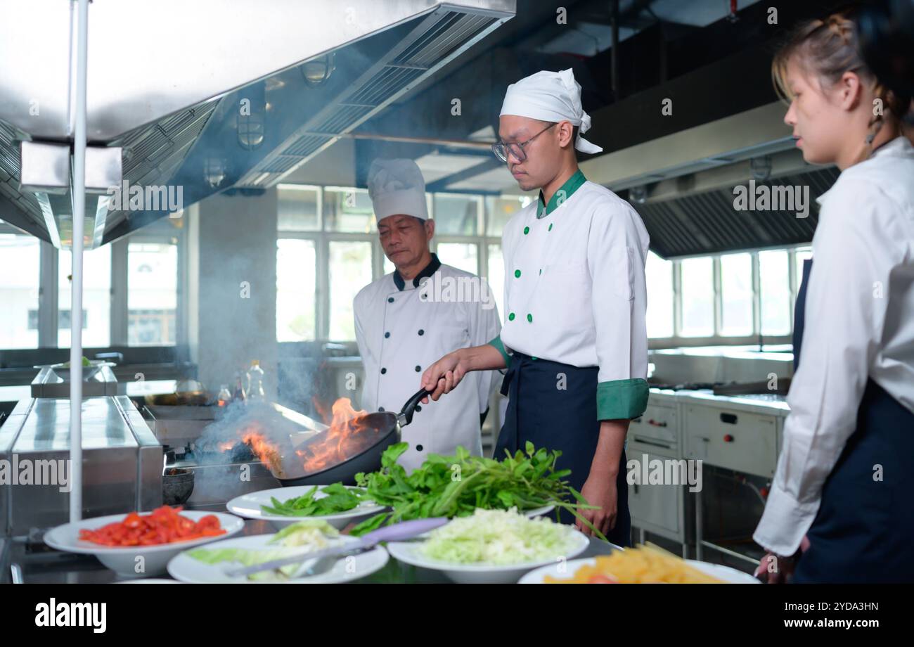 Il giovane chef, professore universitario, sta trasmettendo agli studenti la conoscenza della cucina Foto Stock