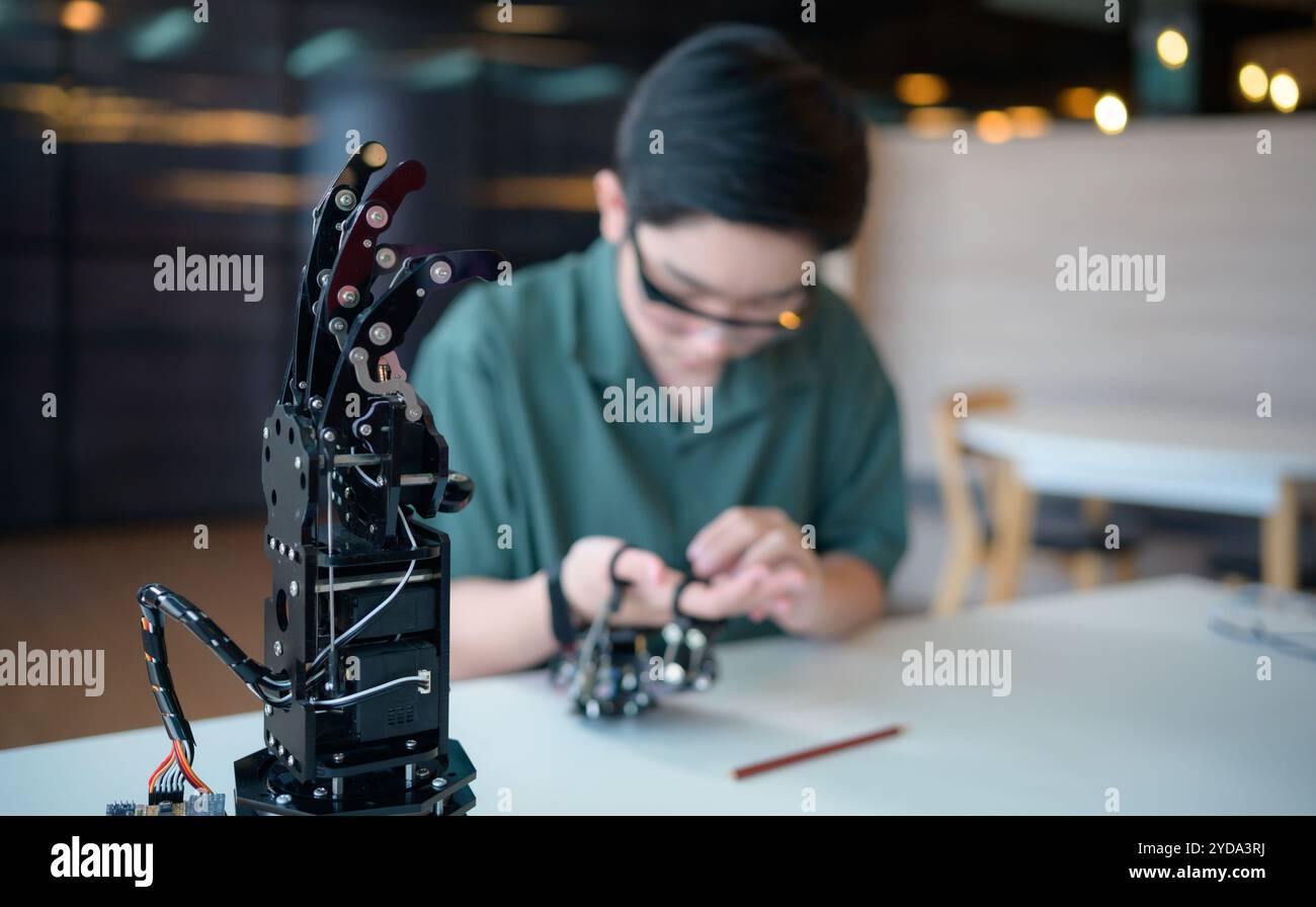 Il progresso della tecnologia ha contribuito ad alleviare gli oneri umani. Robot controllato a mano è un altro tipo di lavoro che assis Foto Stock