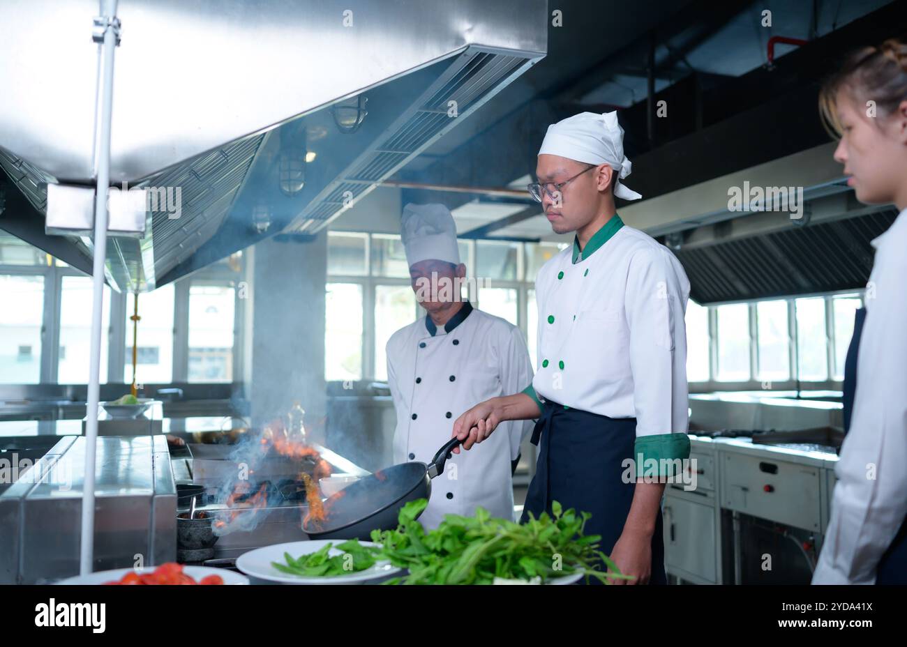 Il giovane chef, professore universitario, sta trasmettendo agli studenti la conoscenza della cucina Foto Stock