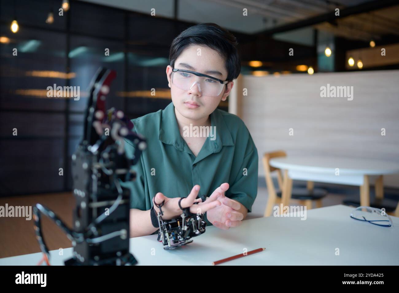 Il progresso della tecnologia ha contribuito ad alleviare gli oneri umani. Robot controllato a mano è un altro tipo di lavoro che assis Foto Stock
