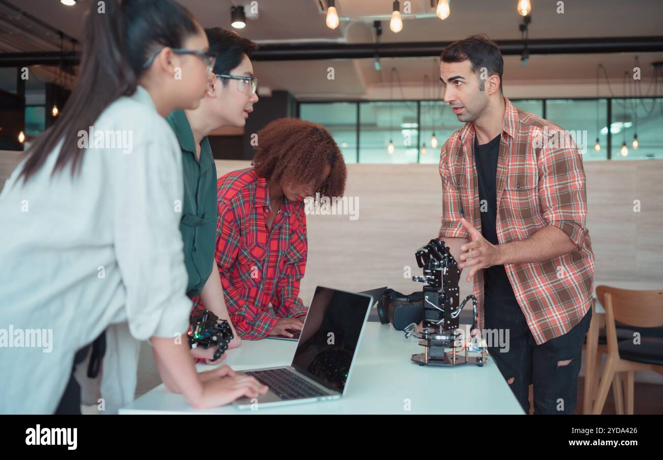 Il progresso della tecnologia ha contribuito ad alleviare gli oneri umani. Robot controllato a mano è un altro tipo di lavoro che assis Foto Stock
