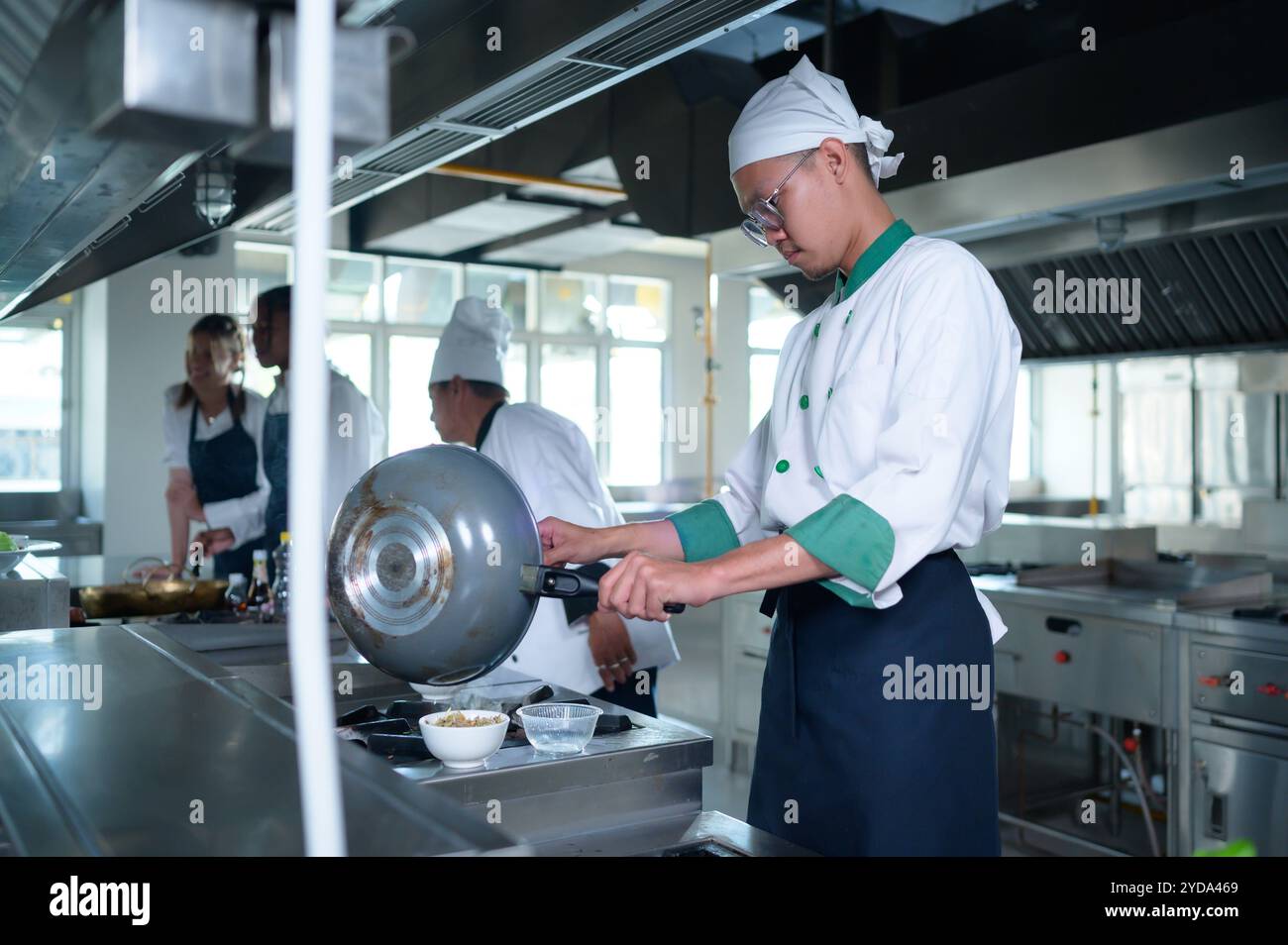 Il giovane chef, professore universitario, sta trasmettendo agli studenti la conoscenza della cucina Foto Stock