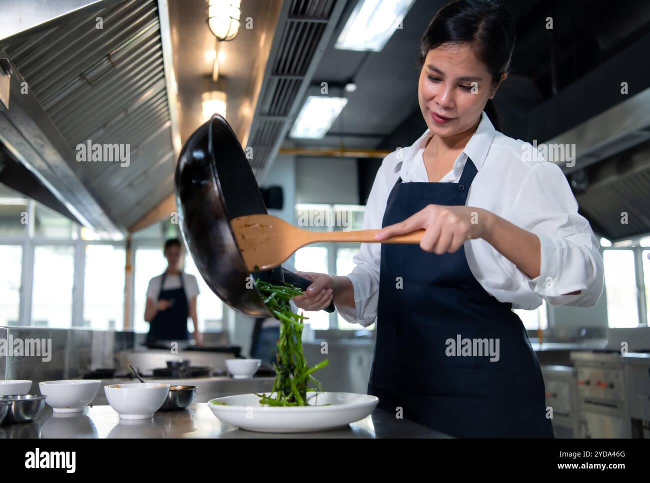L'atmosfera della lezione di cucina è lavorare a stretto contatto con uno chef e imparare da chef esperti in istituzioni riconosciute. Foto Stock