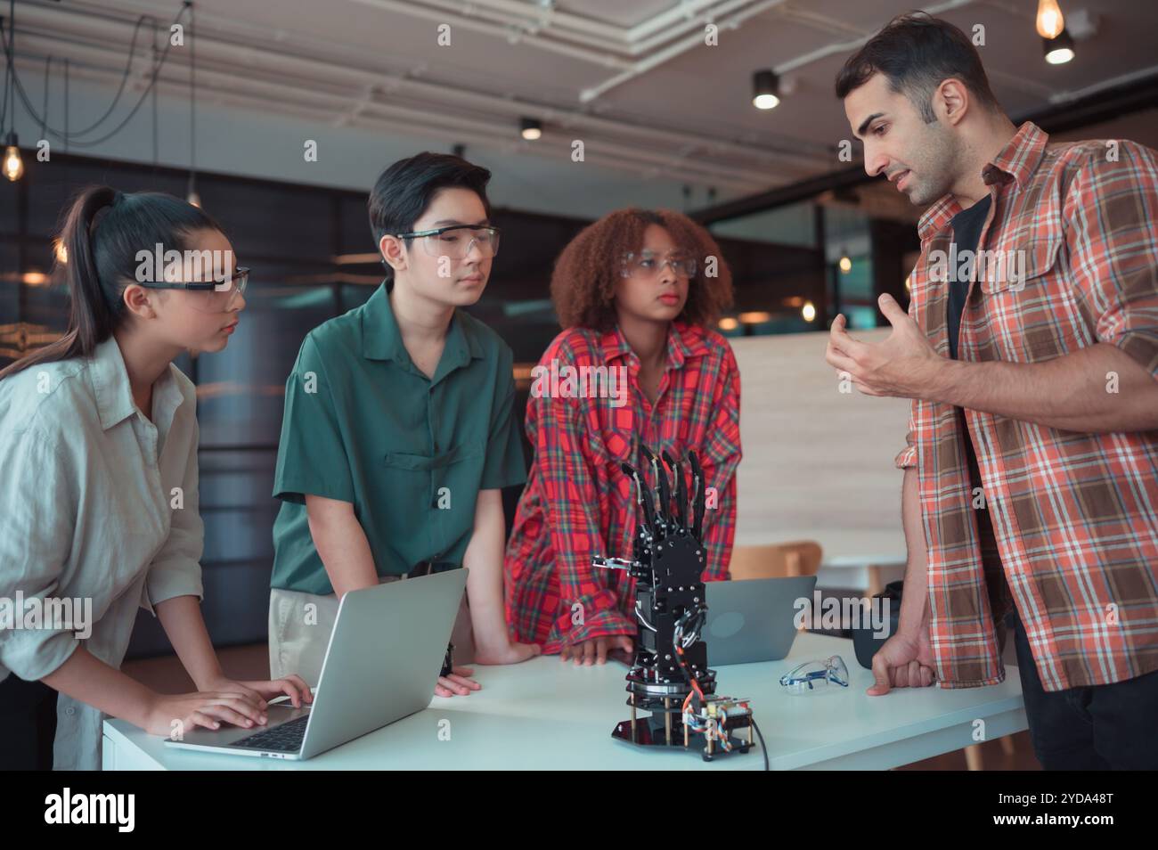 Il progresso della tecnologia ha contribuito ad alleviare gli oneri umani. Robot controllato a mano è un altro tipo di lavoro che assis Foto Stock