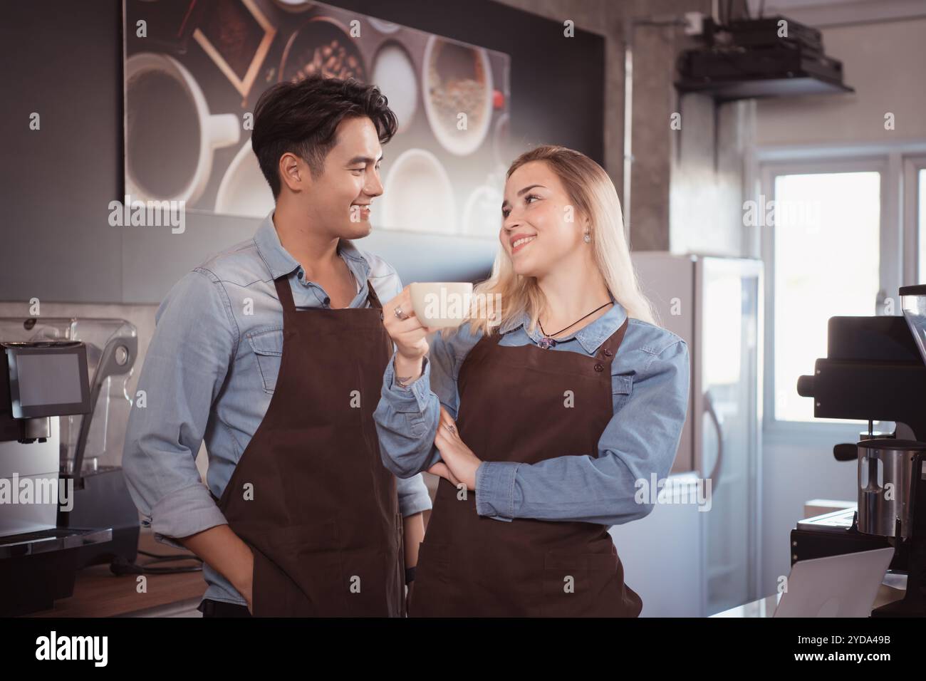 L'attività di caffetteria porta gioia, divertimento e orgoglio ai giovani che desiderano gestire la propria attività. Foto Stock