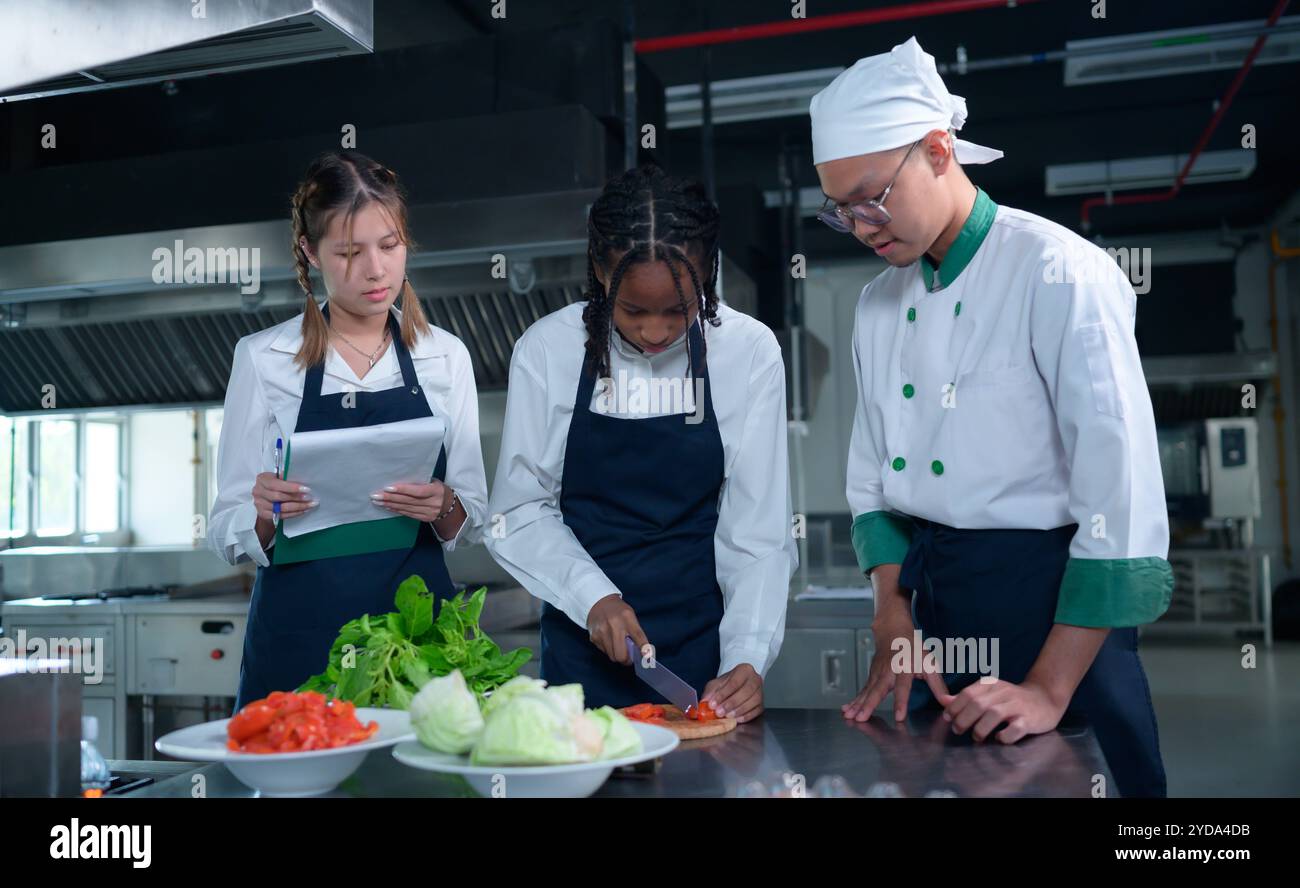 Il giovane chef, professore universitario, sta trasmettendo agli studenti la conoscenza della cucina Foto Stock