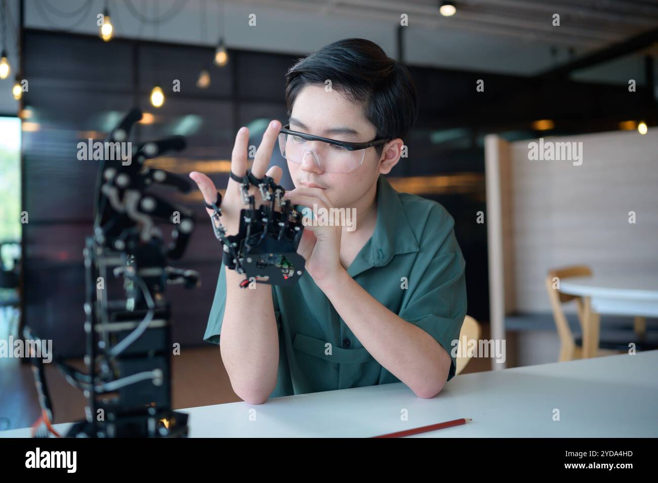 Il progresso della tecnologia ha contribuito ad alleviare gli oneri umani. Robot controllato a mano è un altro tipo di lavoro che assis Foto Stock