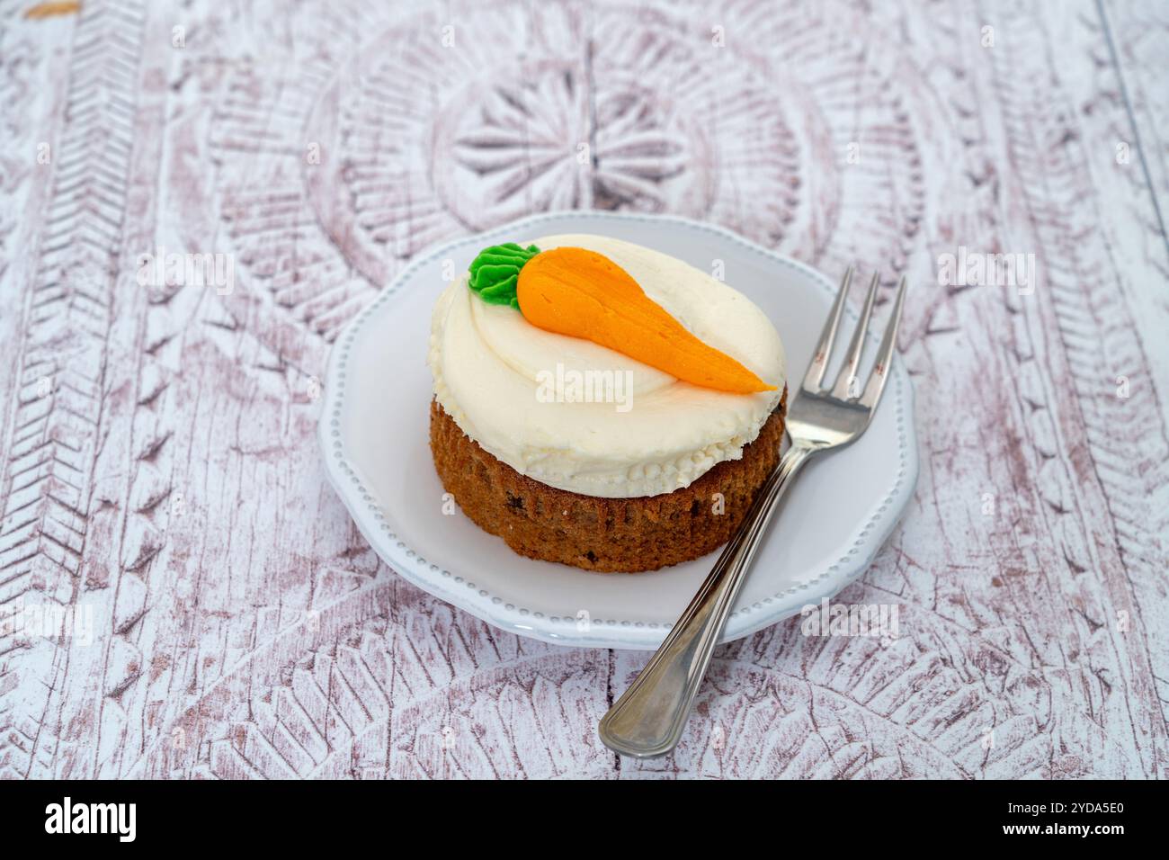 Torta di carote su un piatto Foto Stock