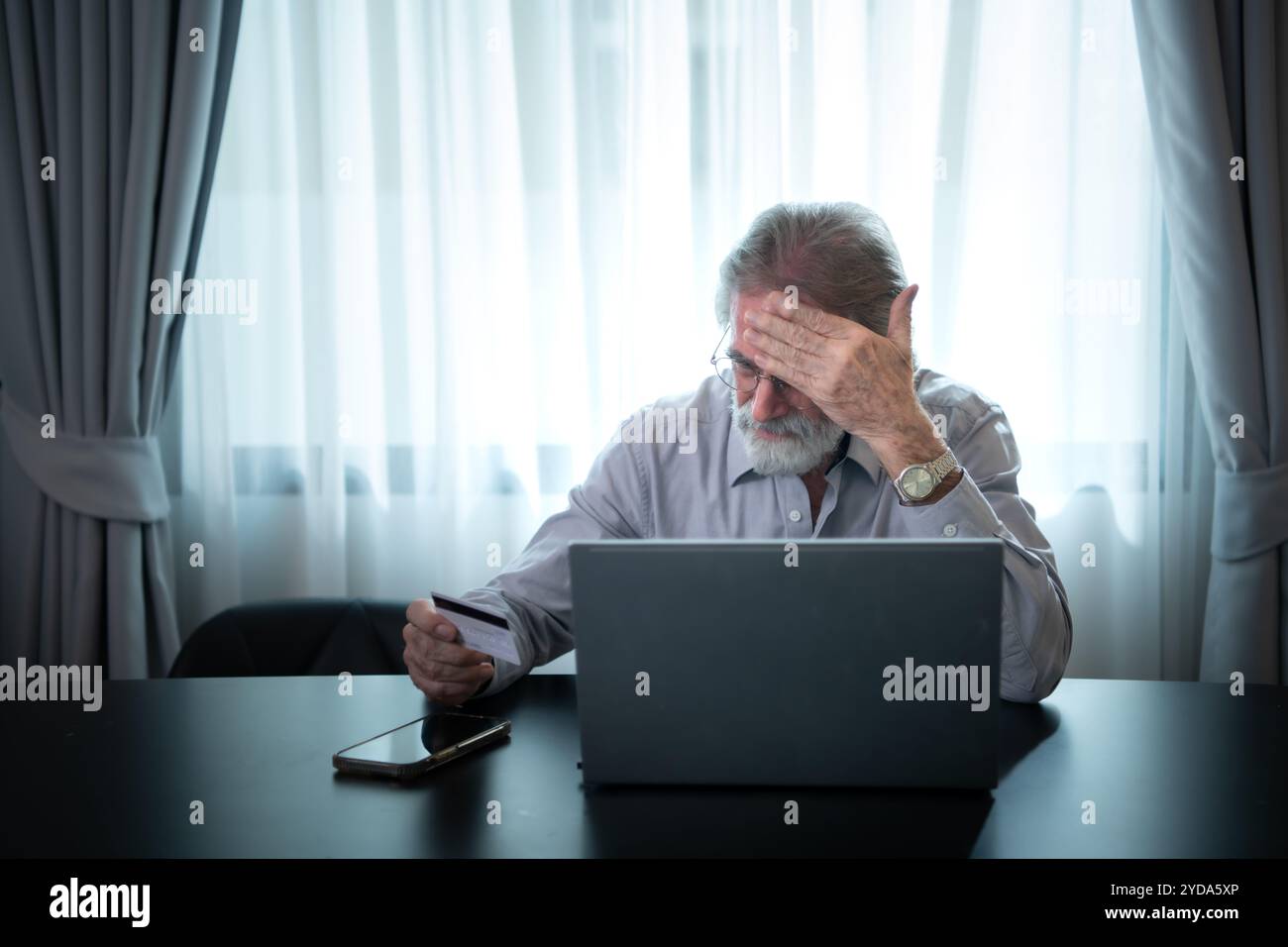 Un uomo anziano che ha difficoltà finanziarie. a causa della mancanza di risparmi durante l'età lavorativa e dell'assenza di bambini da sostenere Foto Stock