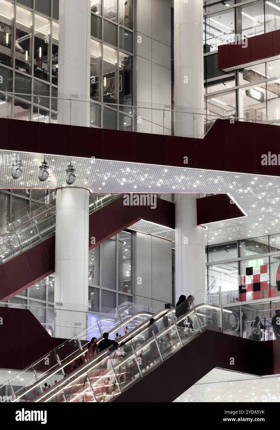 Uno spazio architettonico contemporaneo caratterizzato da splendidi vetri e sorprendenti accenti rossi Foto Stock