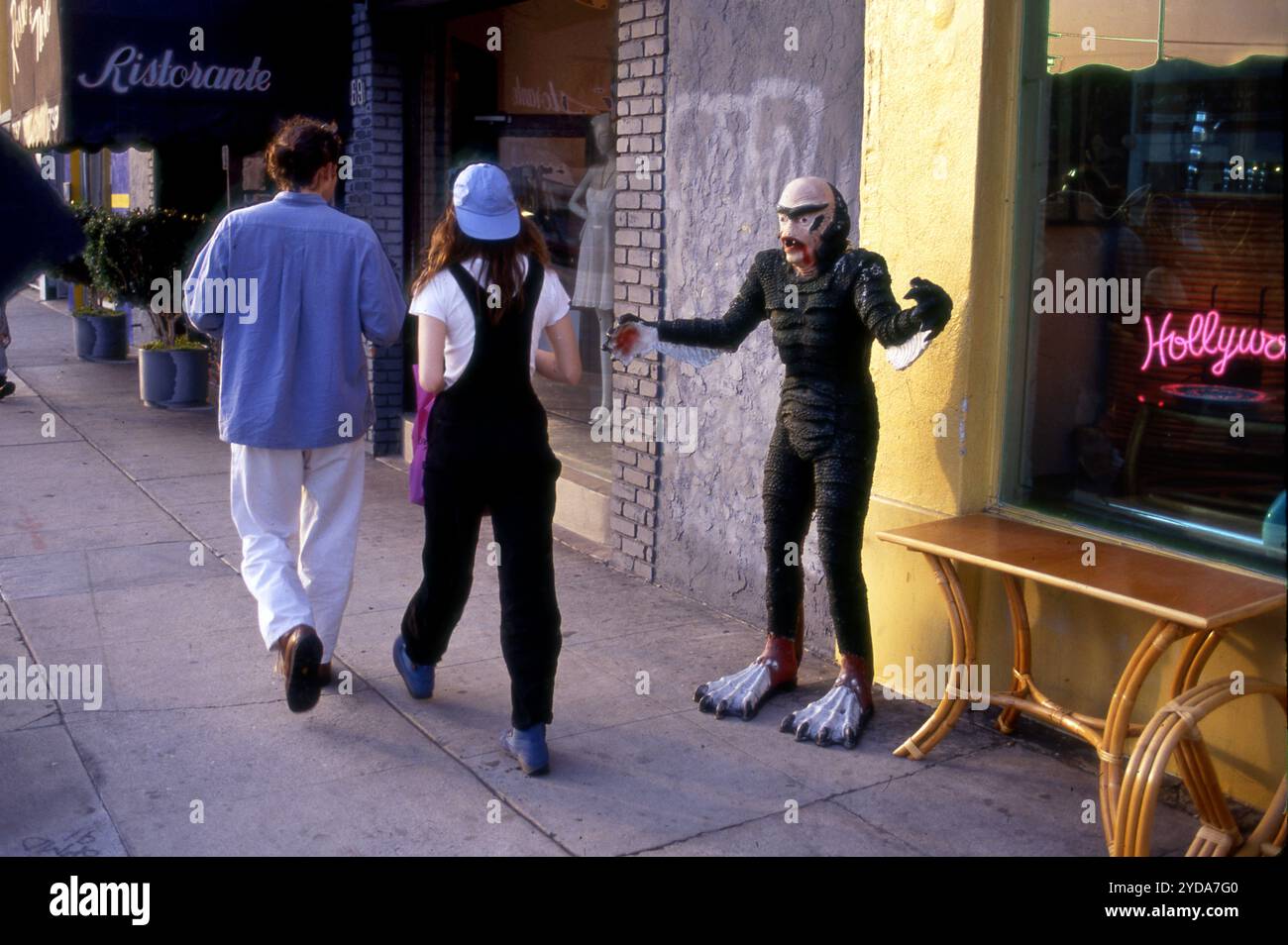 Un paio di passeggiate su Melrose Avenue, anni '1980, Los Angeles, California, Stati Uniti Foto Stock