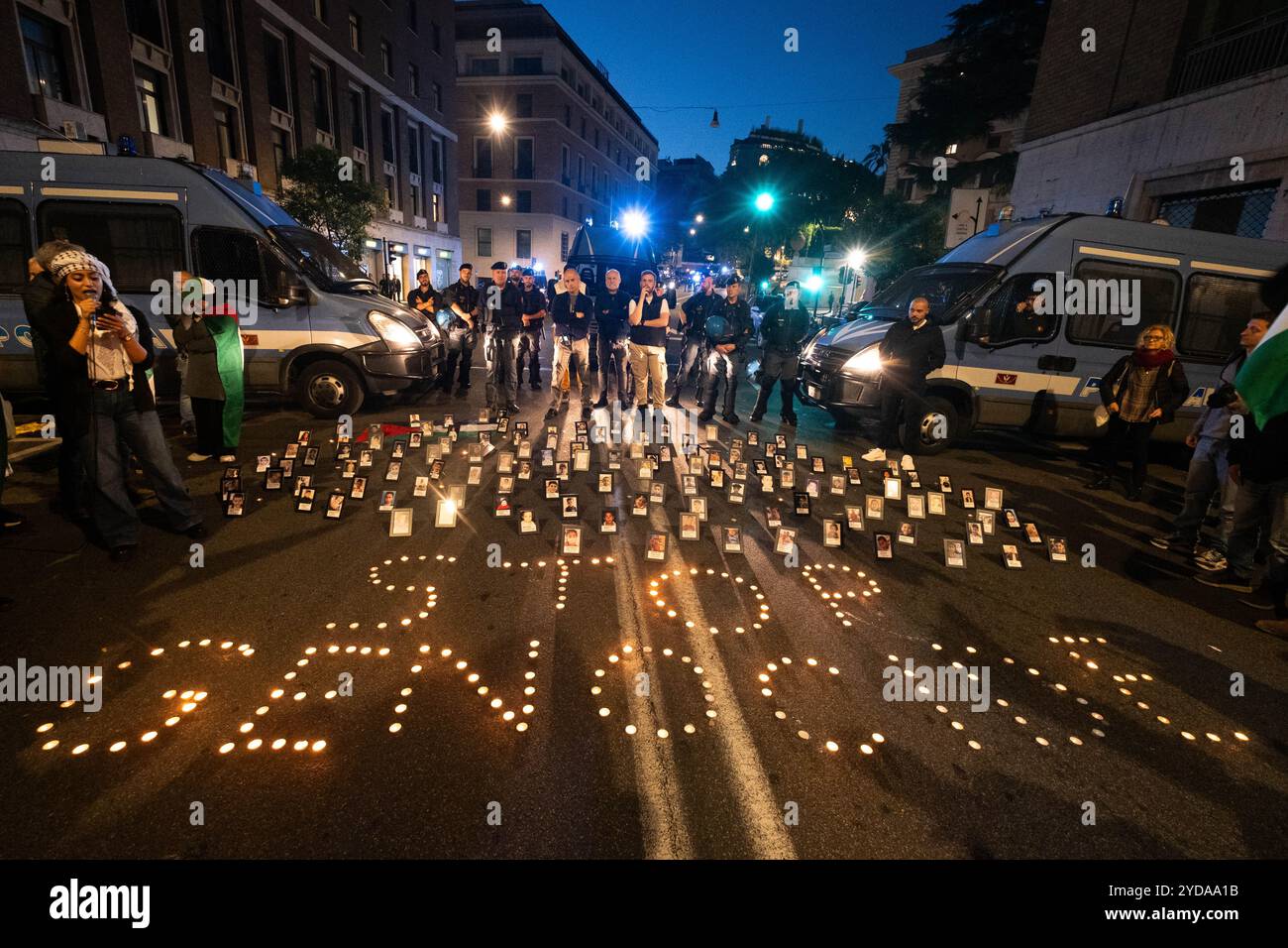 Roma, Italia. 25 ottobre 2024. Cittadini e attivisti si riuniscono per partecipare a una manifestazione per sostenere la Palestina di fronte all'ambasciata americana a Roma. La polizia ha messo al sicuro la zona mentre gli attivisti hanno messo a terra le foto di alcune vittime di bambini palestinesi davanti al blocco della polizia. (Credit Image: © Marco di Gianvito/ZUMA Press Wire) SOLO PER USO EDITORIALE! Non per USO commerciale! Foto Stock