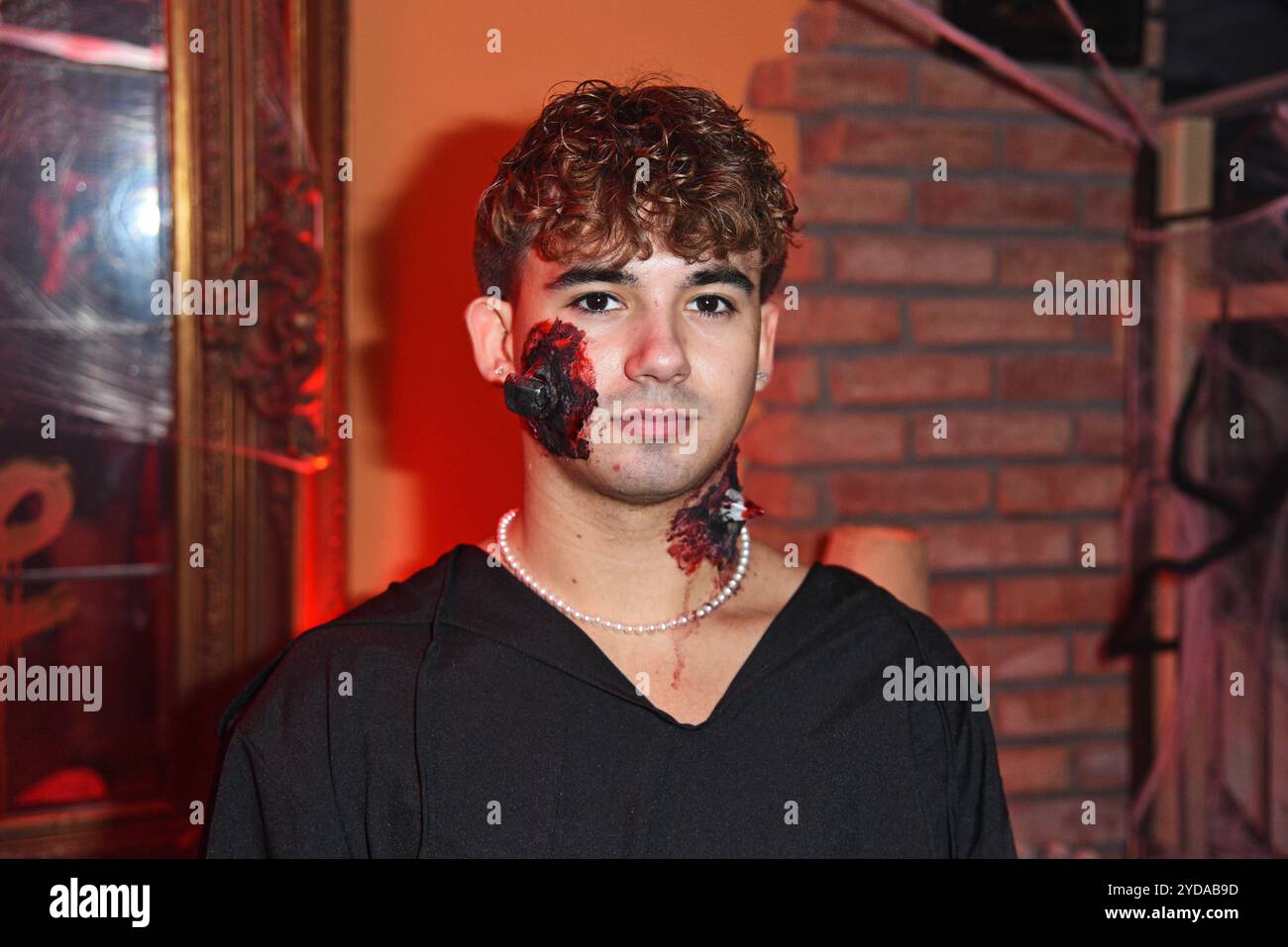 Sinan Movez - FESTA DI HALLOWEEN HOGARTS X DENISE MERTEN im Hogarts Circus Caffee a Hoppegarten bei Berlin AM 25.10.2024 *** Sinan Movez HALLOWEEN PARTY HOGARTS X DENISE MERTEN all'Hogarts Circus Caffee a Hoppegarten vicino a Berlino il 25 10 2024 Foto Stock