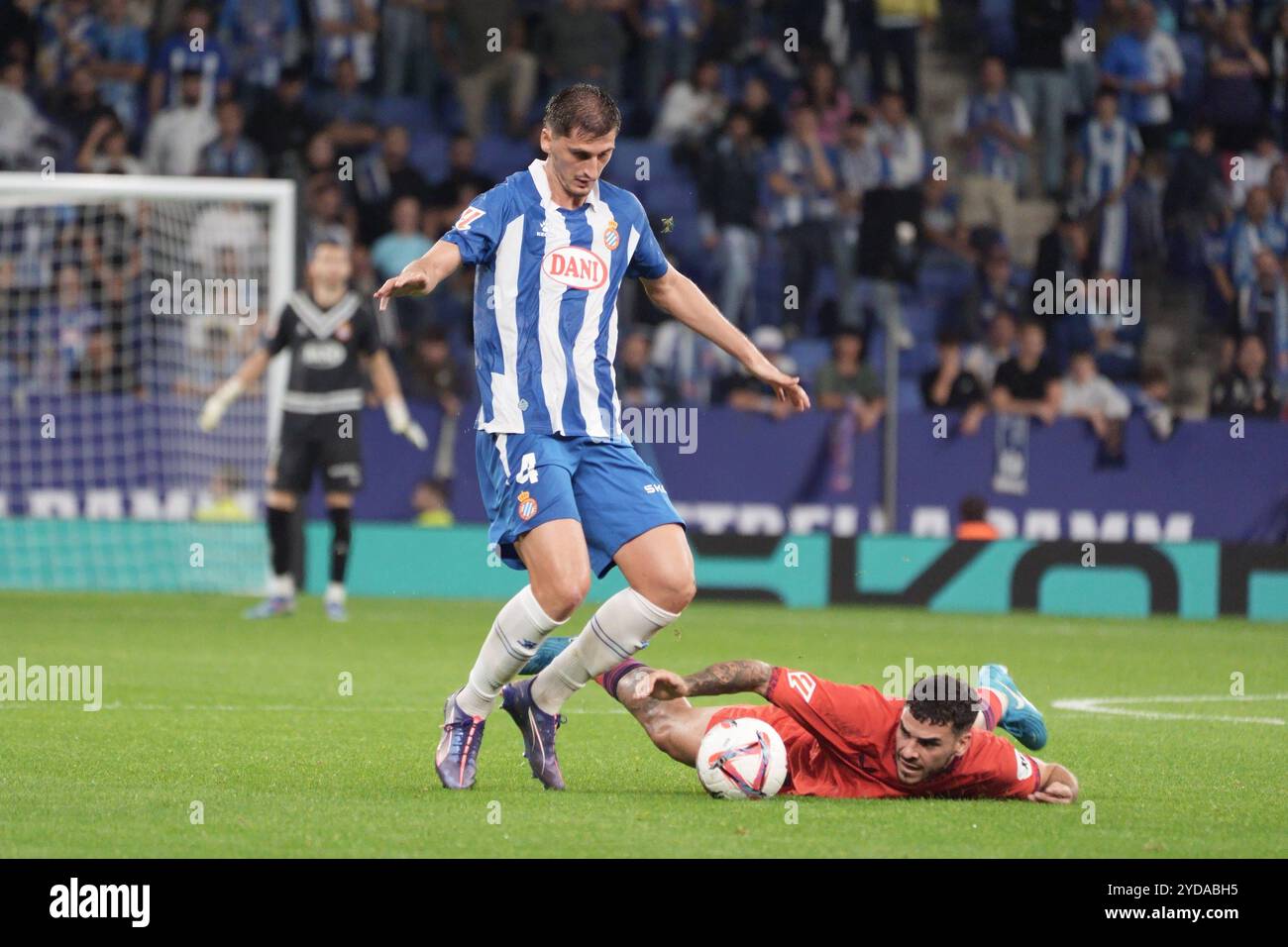 25 ottobre 2024; RCDE Stadium, Cornella, Spagna, spagnolo la Liga Football, Espanyol contro Siviglia; Kumbulla di Espanyol detiene il possesso della palla Foto Stock