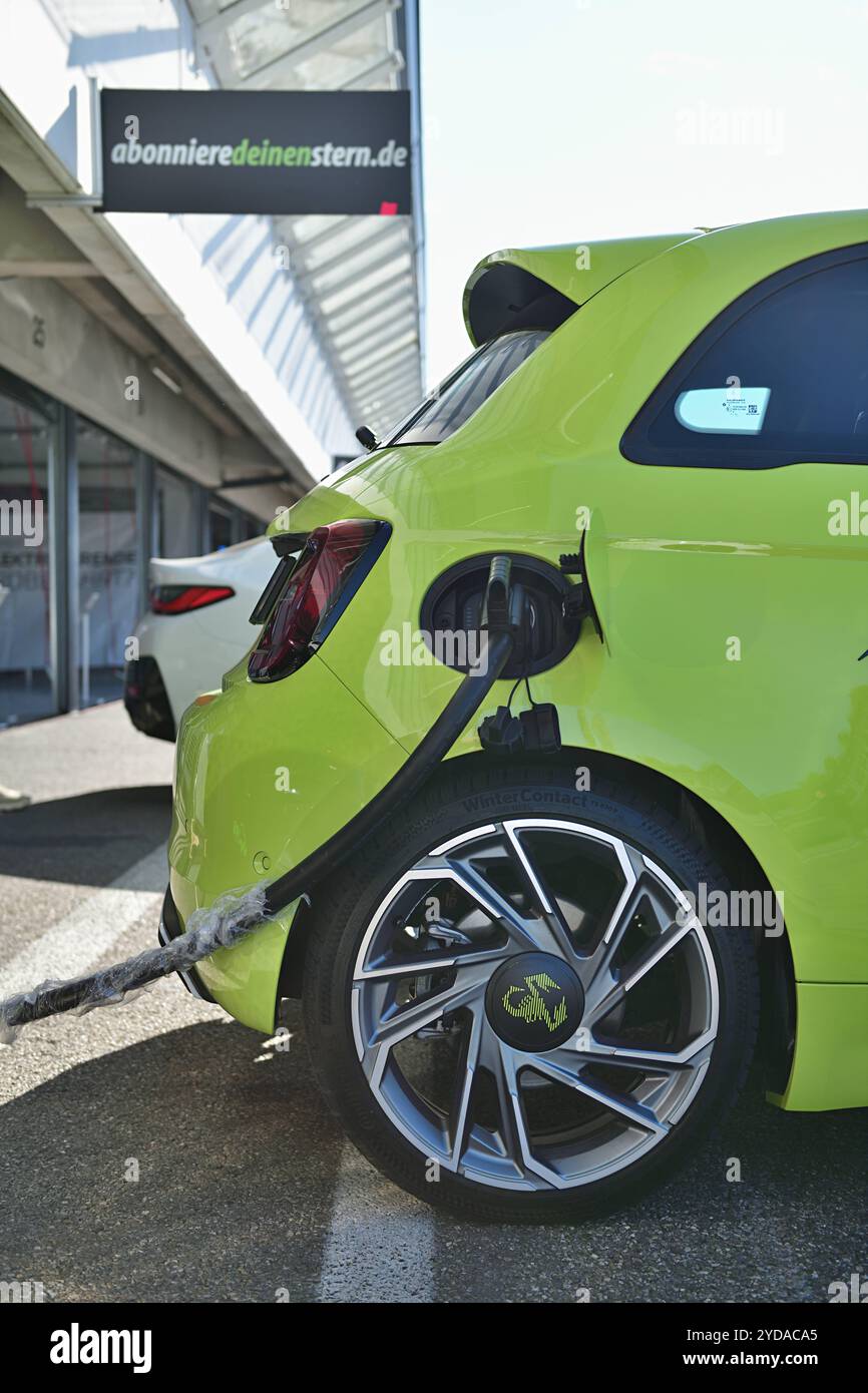 25.10.2024 e Testival Fiat 500 Abarth als Testfahrzeug auf dem Hockenheimring, im Rahmen des eTestival 2024. Hier hönnen verschiedenste Elektofahrzeuge getestet werden. Weitere Aussteller informierten über das Angebot an Ladeinfrastruktur und alle Facetten der e-mobilität. Hockenheim Hockenheimring Baden Württemberg Deutschland *** 25 10 2024 e Testival Fiat 500 Abarth come veicolo di prova presso l'Hockenheimring, come parte dell'eTestival 2024 è possibile testare un'ampia varietà di veicoli elettrici qui altri espositori hanno fornito informazioni sulla gamma delle infrastrutture di ricarica e su tutte le sfaccettature di e-m Foto Stock