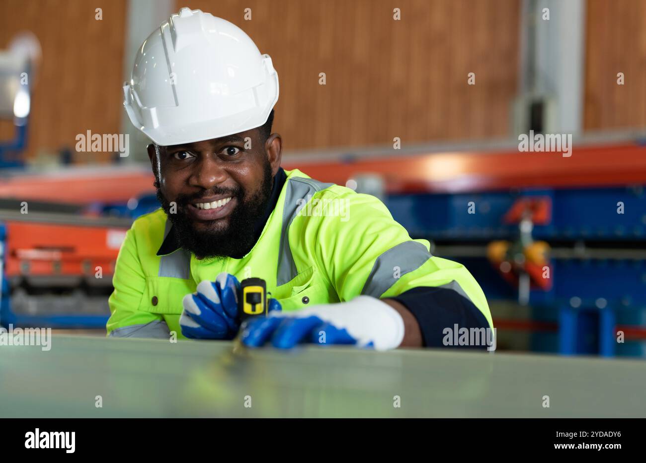 Giovani ingegneri che testano e confermano che i macchinari sono in fabbrica Foto Stock