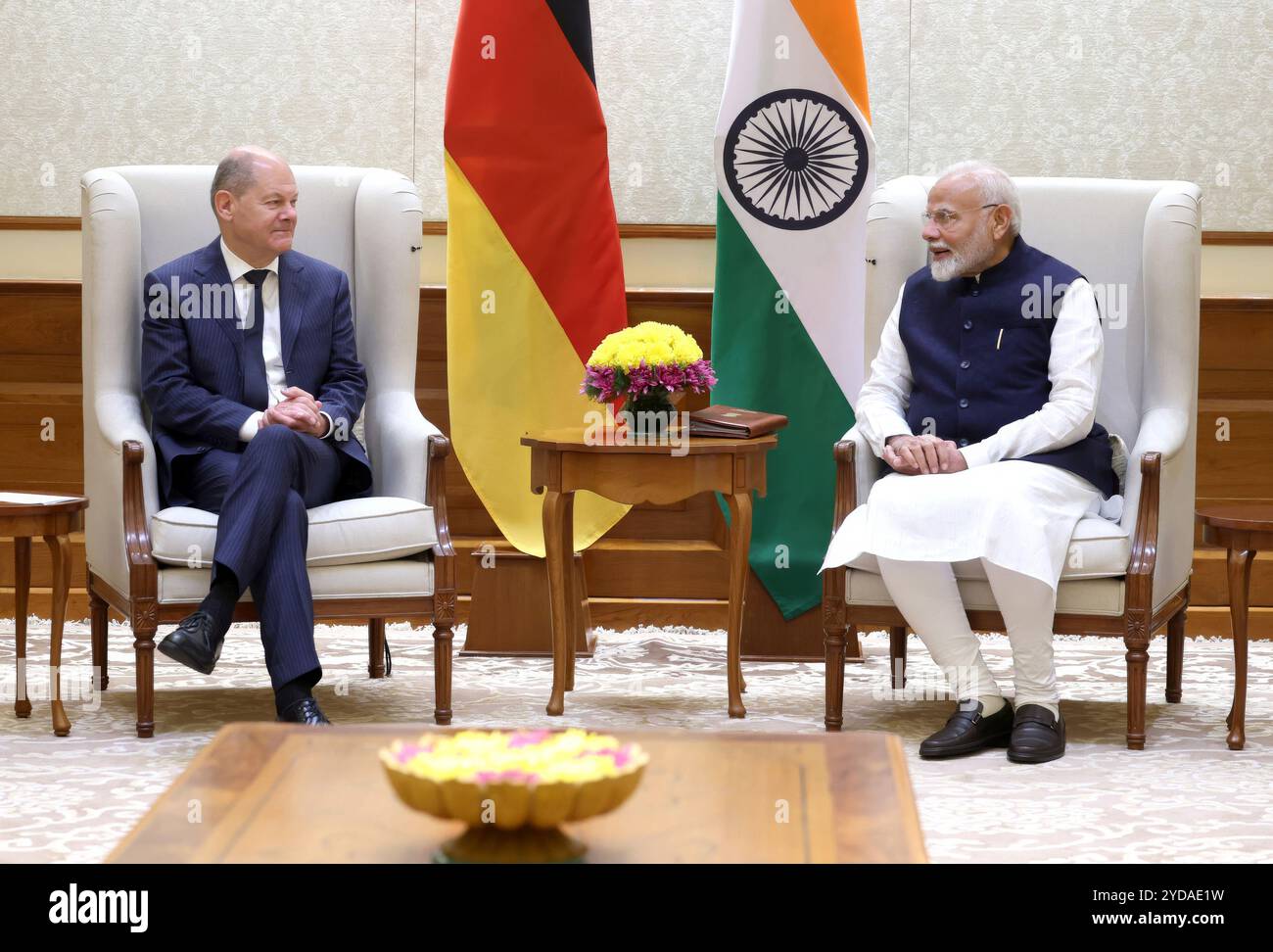 Nuova Delhi, India. 25 ottobre 2024. Il primo ministro indiano Narendra modi, a destra, commenta durante un incontro bilaterale faccia a faccia con il cancelliere tedesco Olaf Schotz, a sinistra, a Hyderabad House, 25 ottobre 2024, a nuova Delhi, India. Credito: PIB/Ufficio informazioni stampa/Alamy Live News Foto Stock