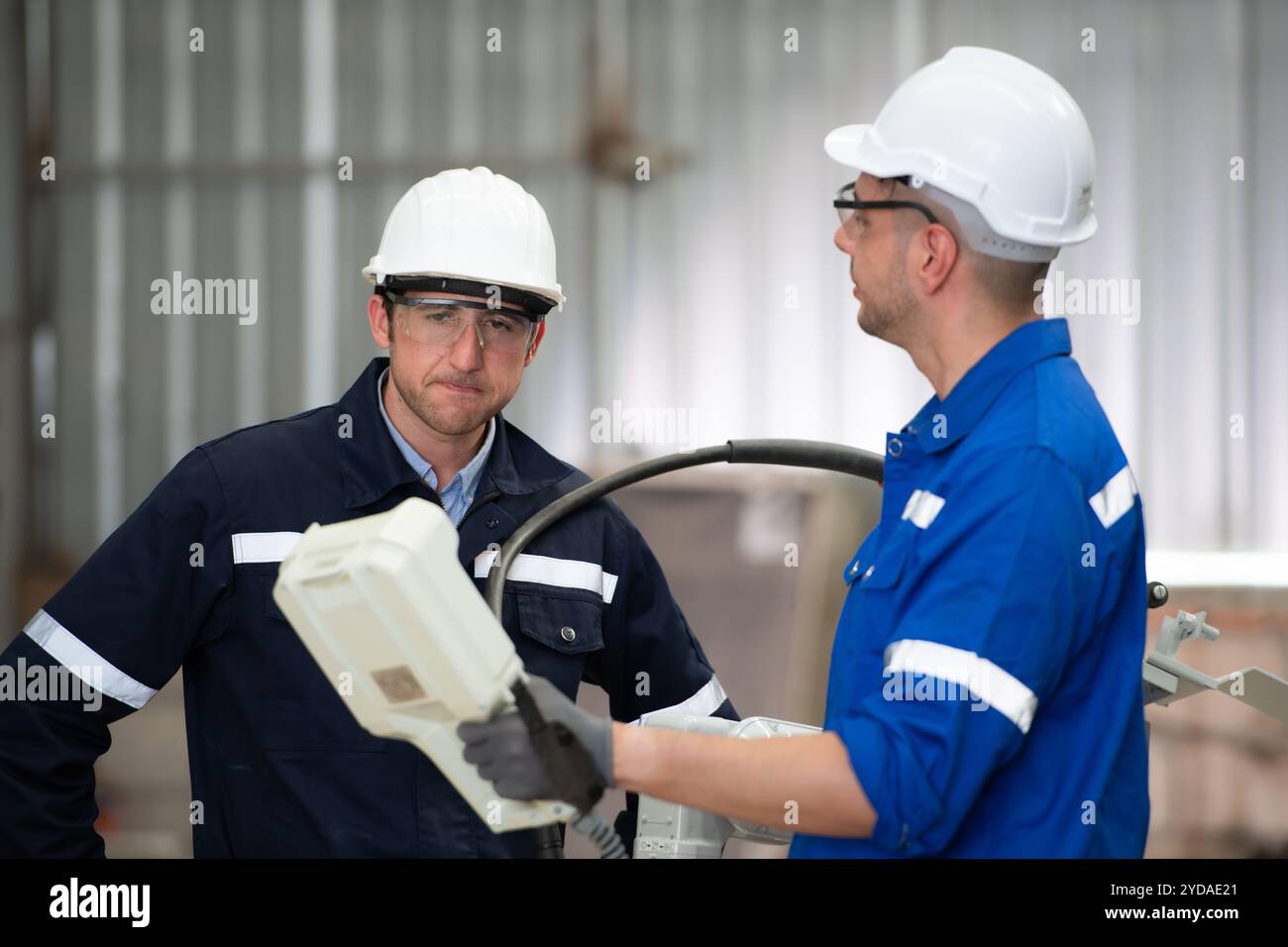 I due ingegneri controllano il funzionamento dei robot di saldatura. Foto Stock