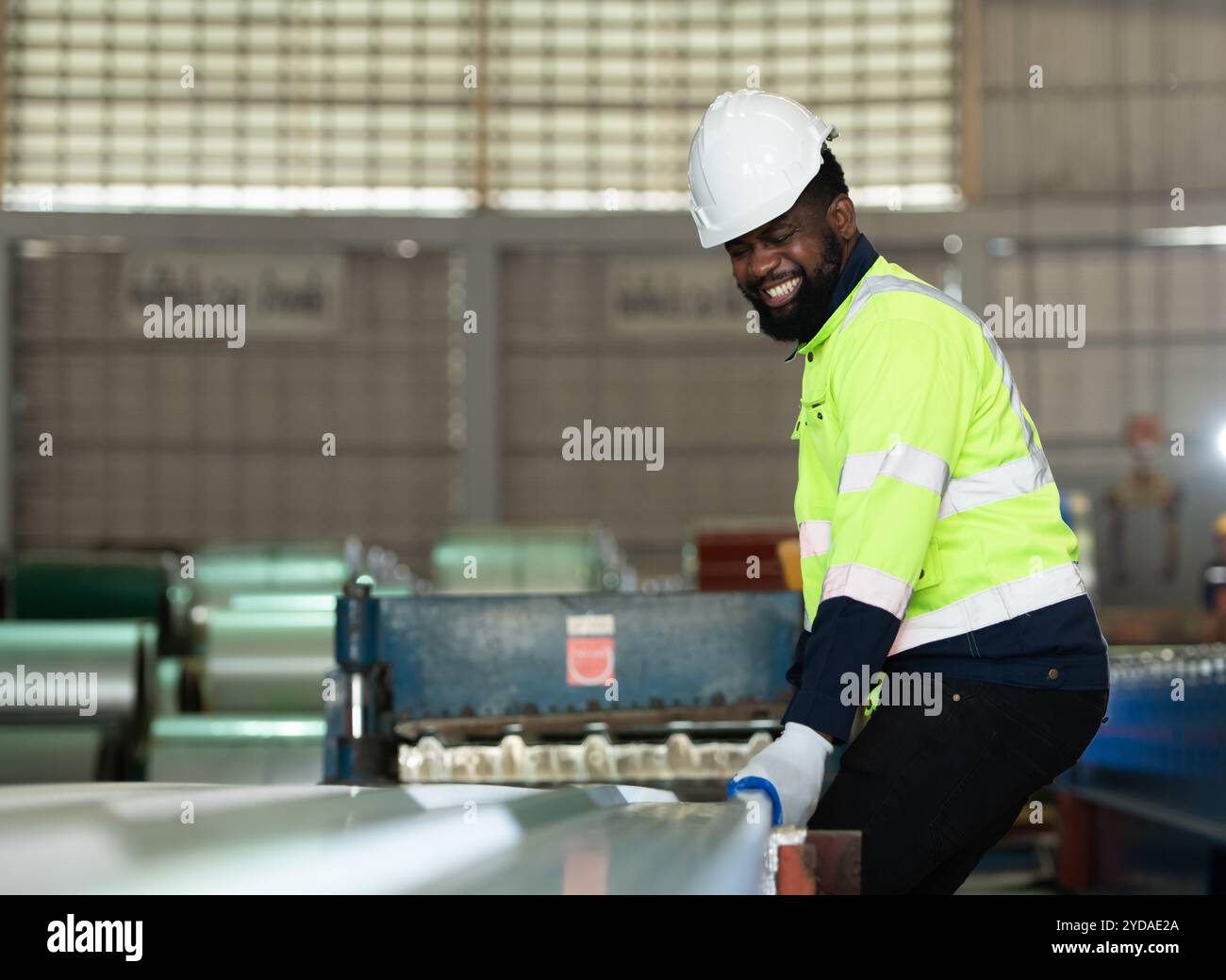 Giovani ingegneri che testano e confermano che i macchinari sono in fabbrica Foto Stock