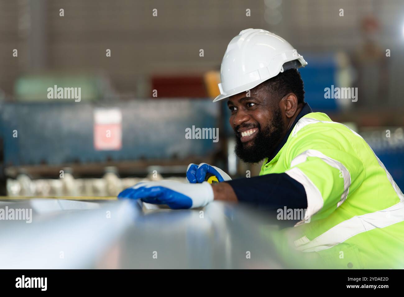 Giovani ingegneri che testano e confermano che i macchinari sono in fabbrica Foto Stock
