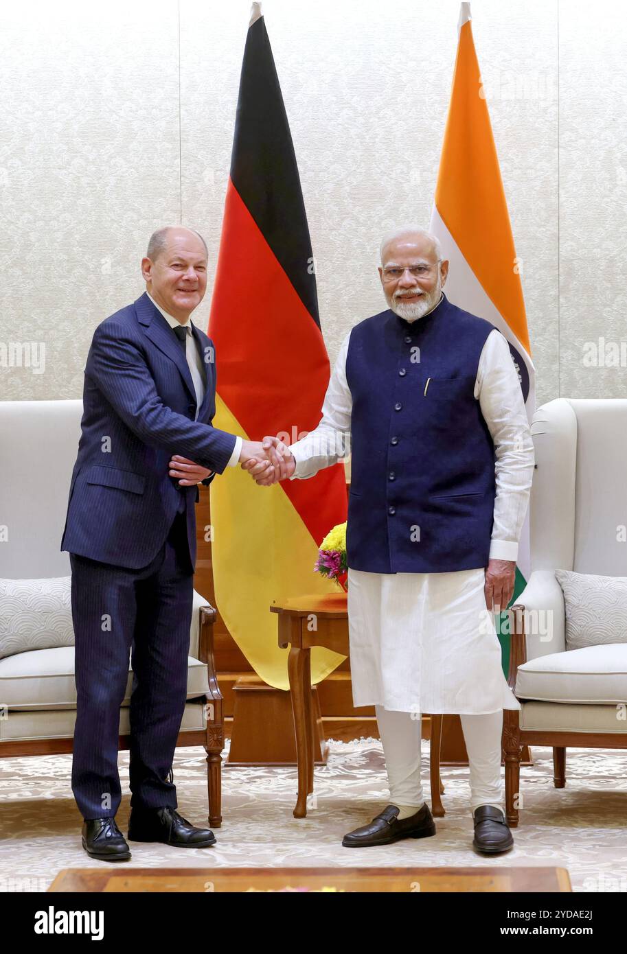 Nuova Delhi, India. 25 ottobre 2024. Il primo ministro indiano Narendra modi, a destra, dà il benvenuto al cancelliere tedesco Olaf Schotz, a sinistra, prima dell'inizio di un incontro bilaterale individuale a Hyderabad House, 25 ottobre 2024, a nuova Delhi, India. Credito: PIB/Ufficio informazioni stampa/Alamy Live News Foto Stock