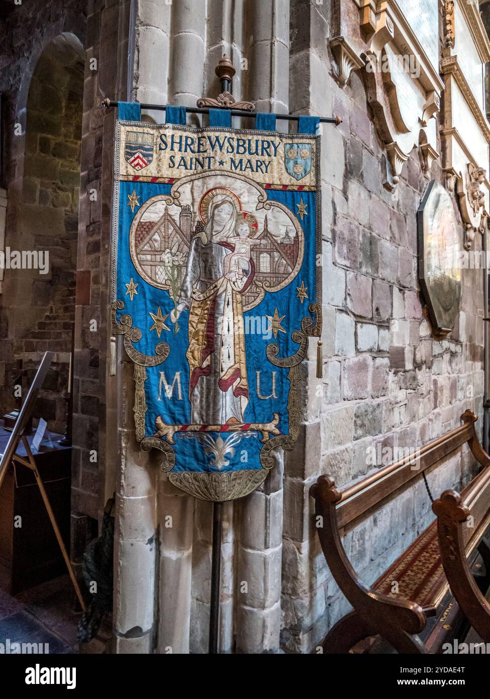 Questa immagine colorata è dell'interno della chiesa di Santa Maria nella città Shropshire di Shrewsbury, mostrata qui con l'Union Banner della madre. Foto Stock