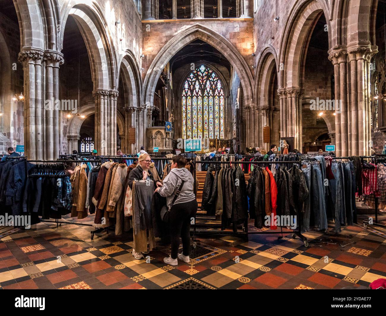 Questa colorata immagine è dell'interno della chiesa di St Mary nella città di Shrewsbury. La chiesa viene utilizzata una volta al mese per ospitare una vendita di vestiti Foto Stock