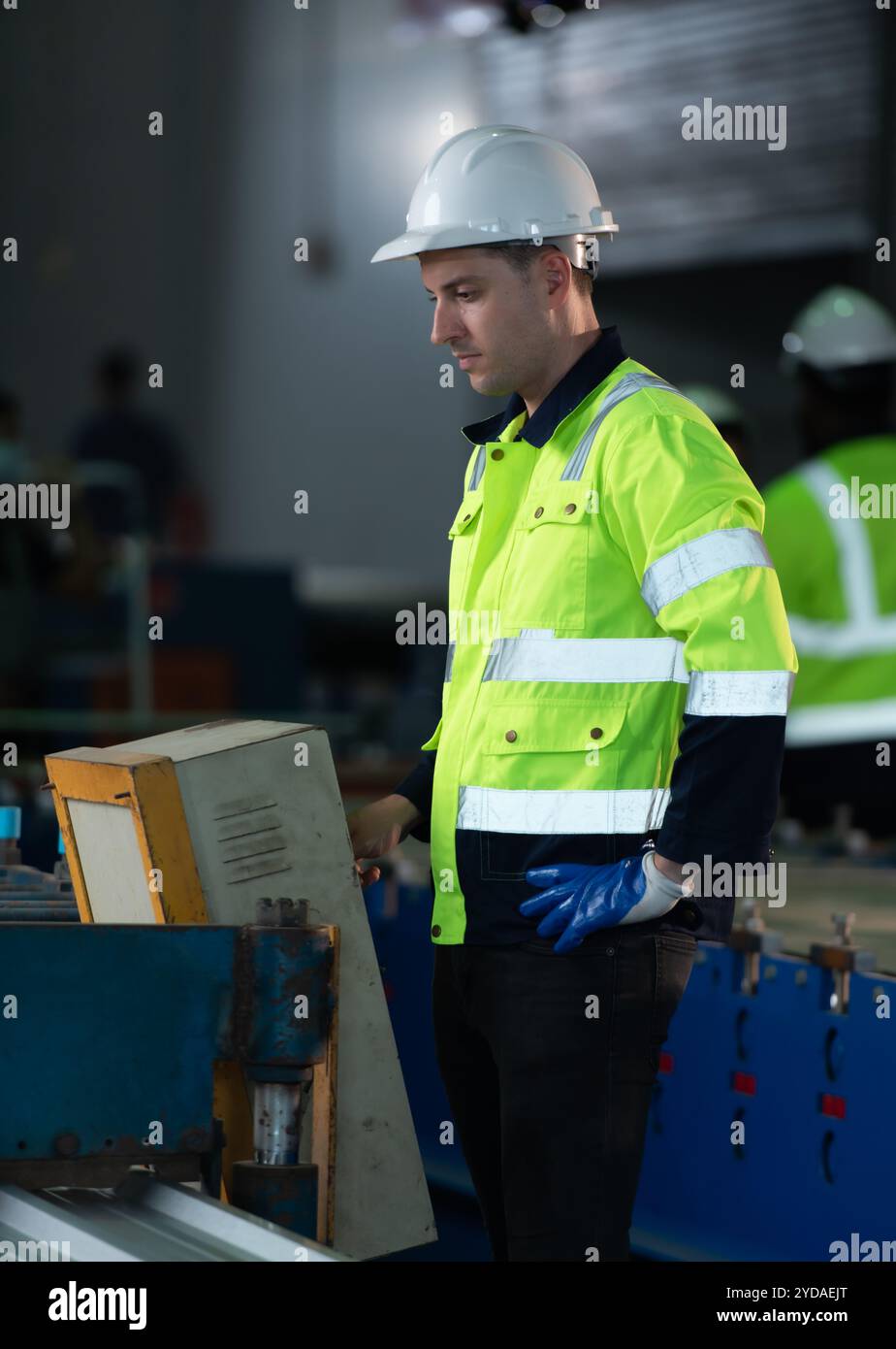 Giovani ingegneri che testano e confermano che i macchinari sono in fabbrica Foto Stock