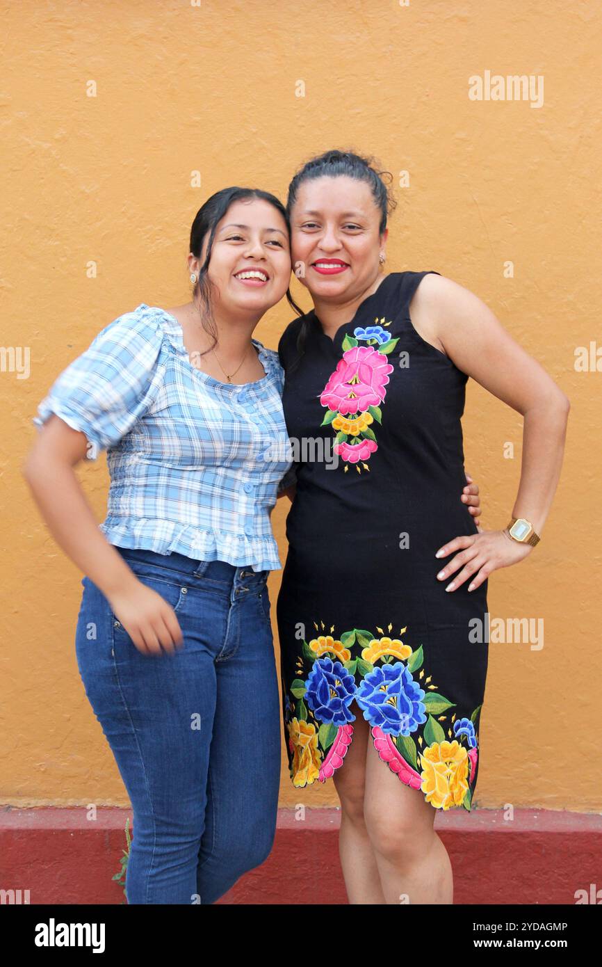 la madre single di 40 anni con la figlia di 20 anni mostra il loro amore con gli abbracci e passa del tempo insieme a celebrare la loro giornata Foto Stock