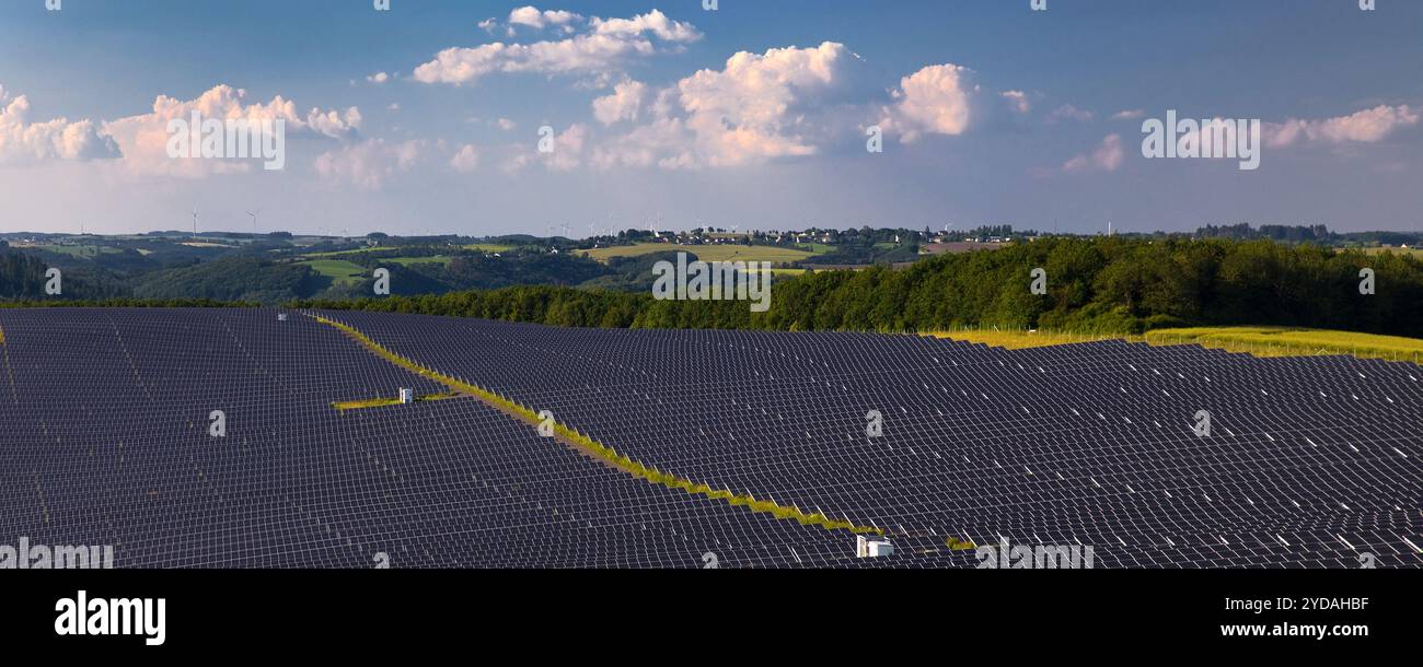 Impianto fotovoltaico open space nel Parco naturale Suedeifel, Renania-Palatinato, Germania, Europa Foto Stock