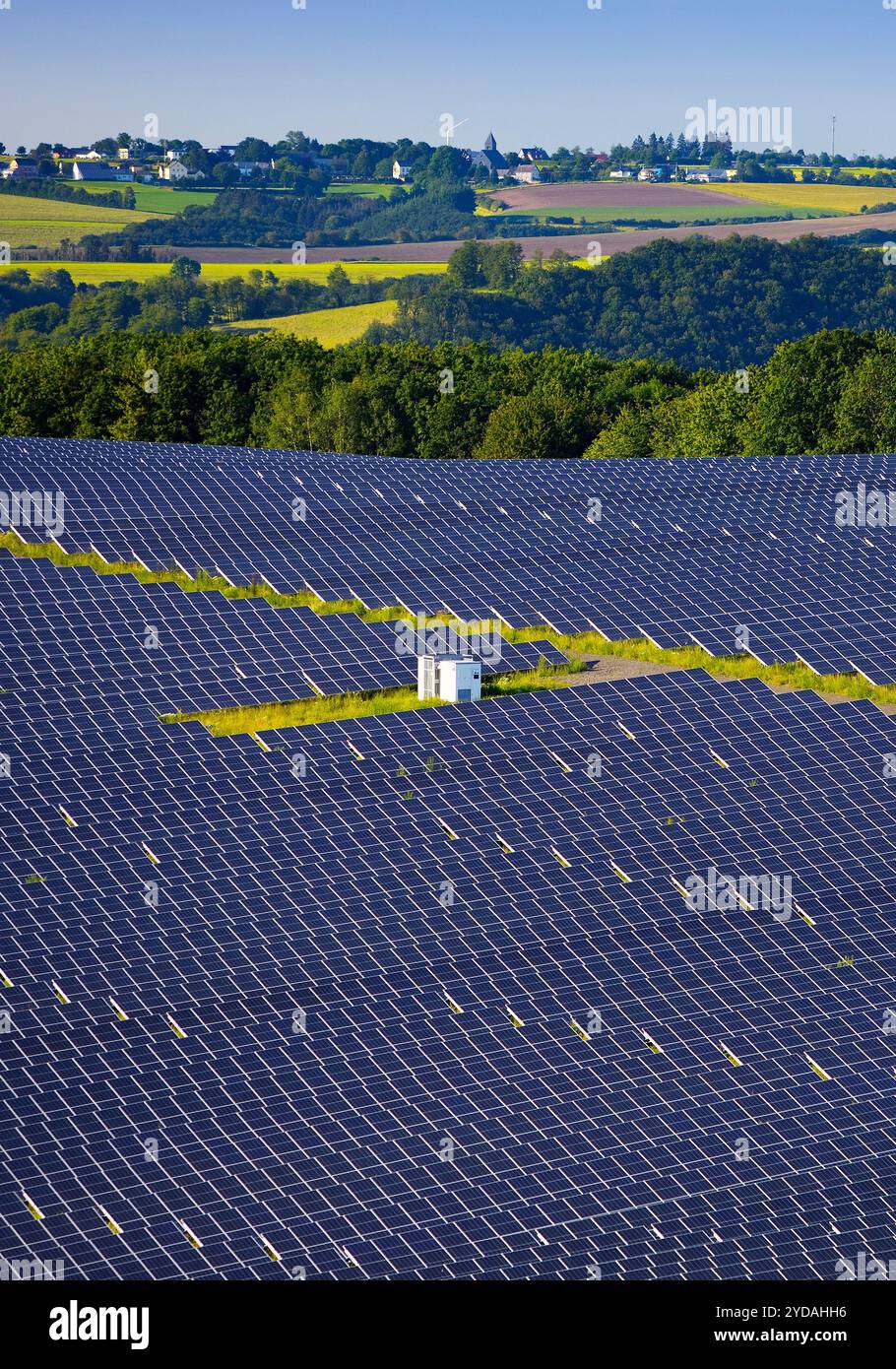 Impianto fotovoltaico open space nel Parco naturale Suedeifel, Renania-Palatinato, Germania, Europa Foto Stock