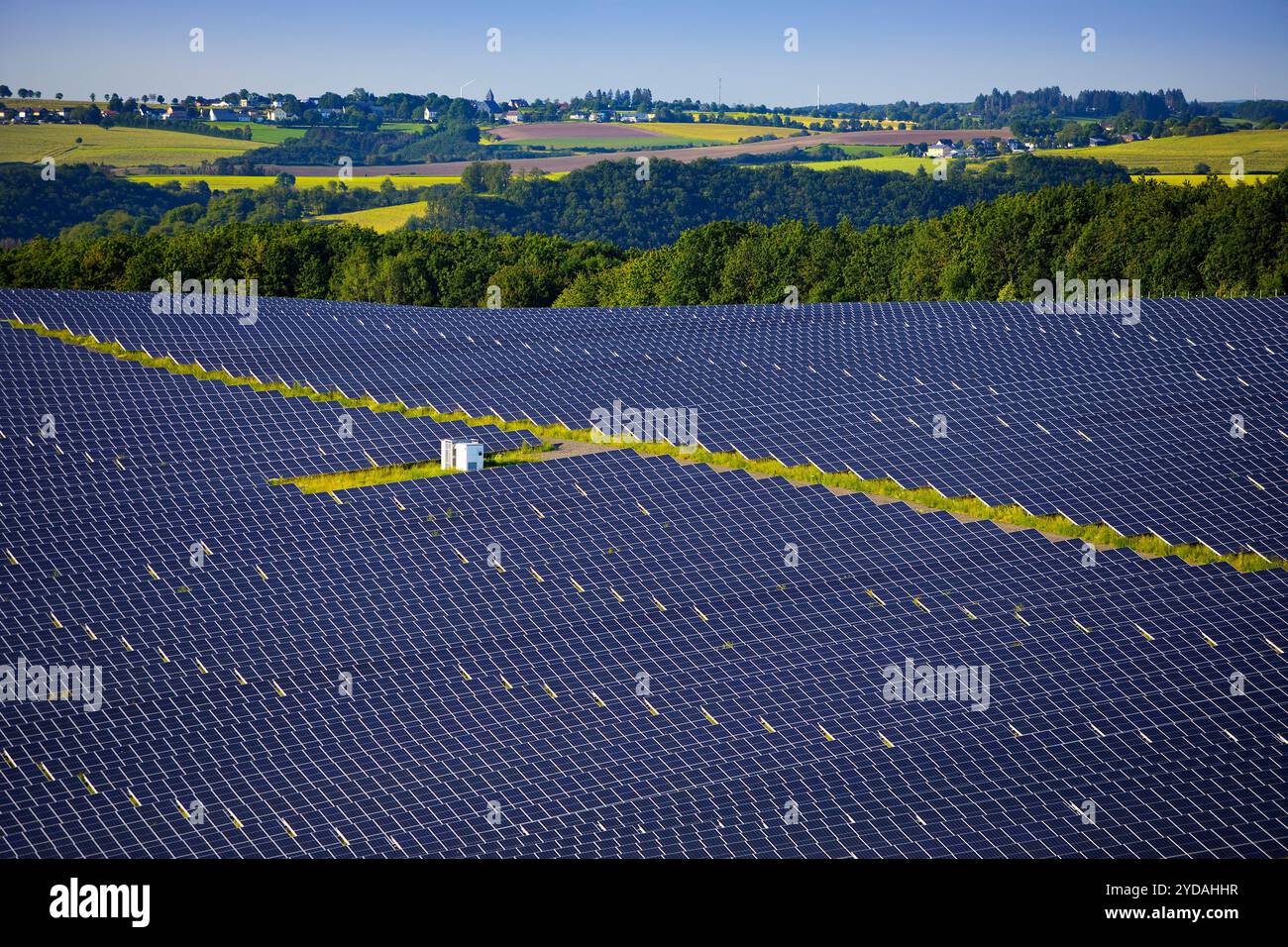 Impianto fotovoltaico open space nel Parco naturale Suedeifel, Renania-Palatinato, Germania, Europa Foto Stock